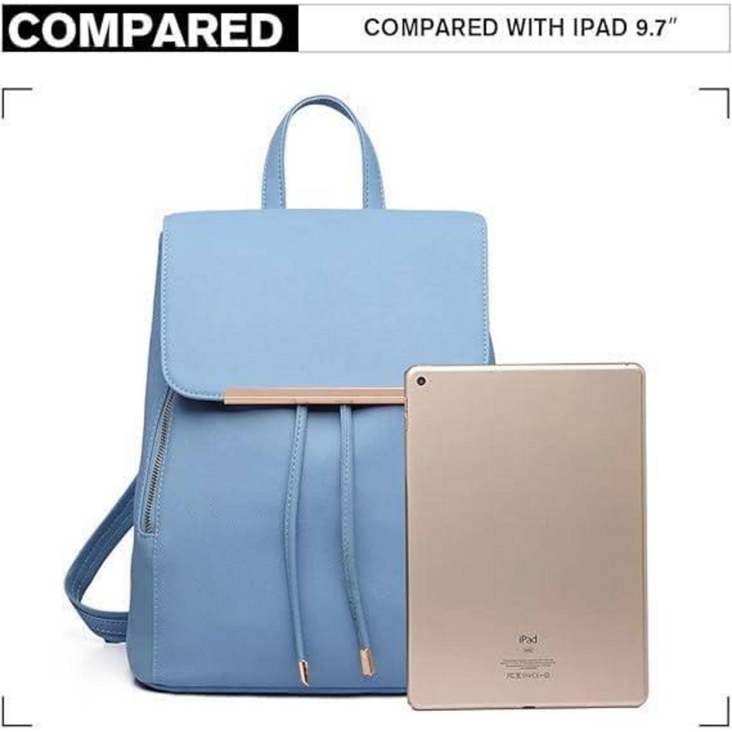 Ein hellblauer Rucksack wird neben einem 9,7-Zoll-Tablet zur Größenvergleichung gezeigt.