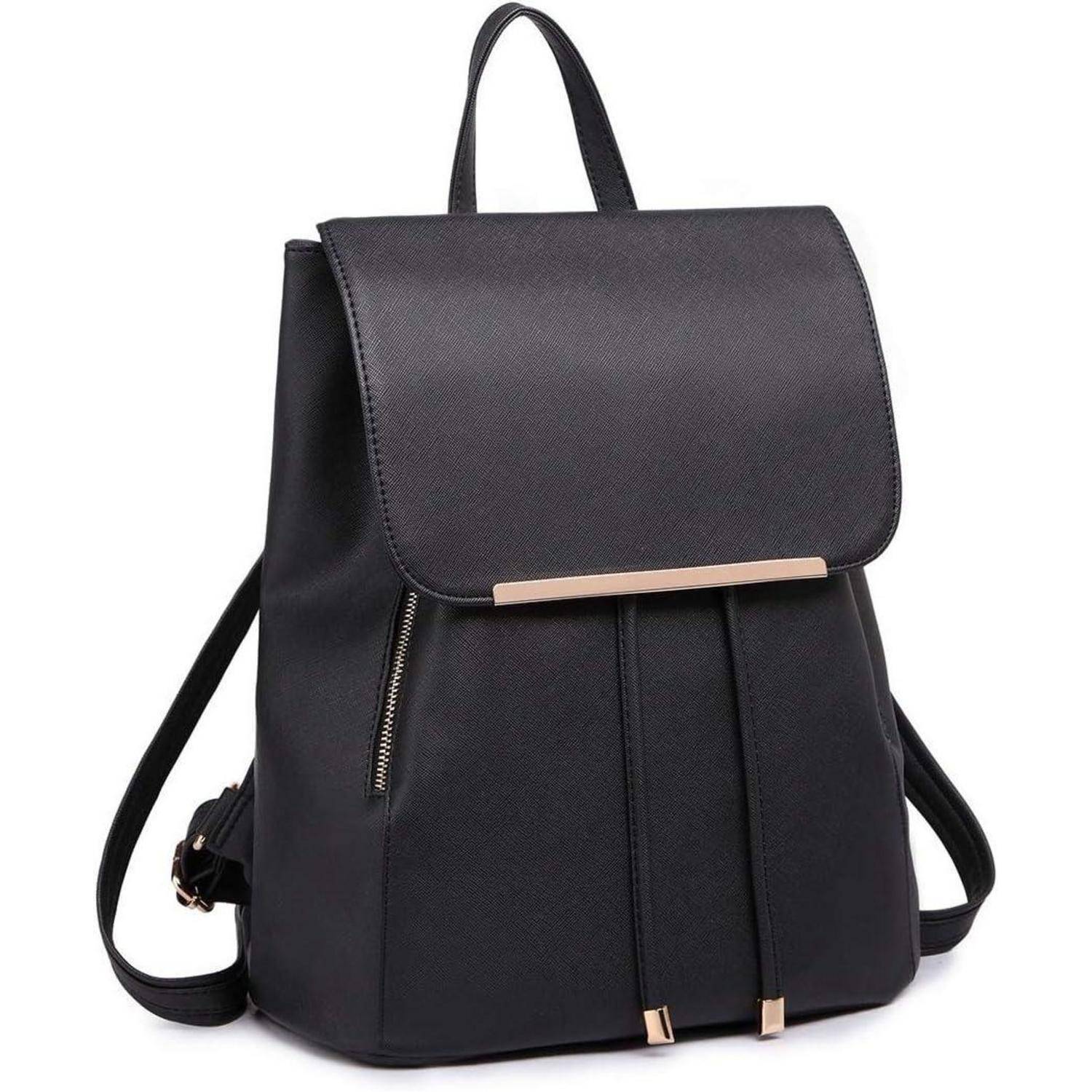 Ein schlanker schwarzer Rucksack mit Klappenverschluss, goldfarbenen Reißverschluss-Akzenten und verstellbaren Trägern, geeignet für den täglichen Gebrauch oder zum Reisen.