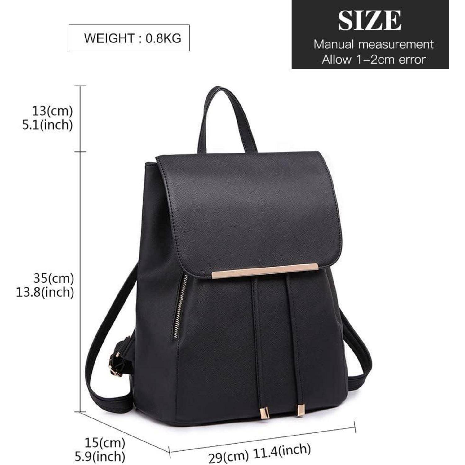 Schwarzer Rucksack mit Klappenverschluss, goldenen Akzenten und verstellbaren Trägern. Abmessungen: 35 cm Höhe, 29 cm Breite, 15 cm Tiefe. Gewicht: 0,8 kg.