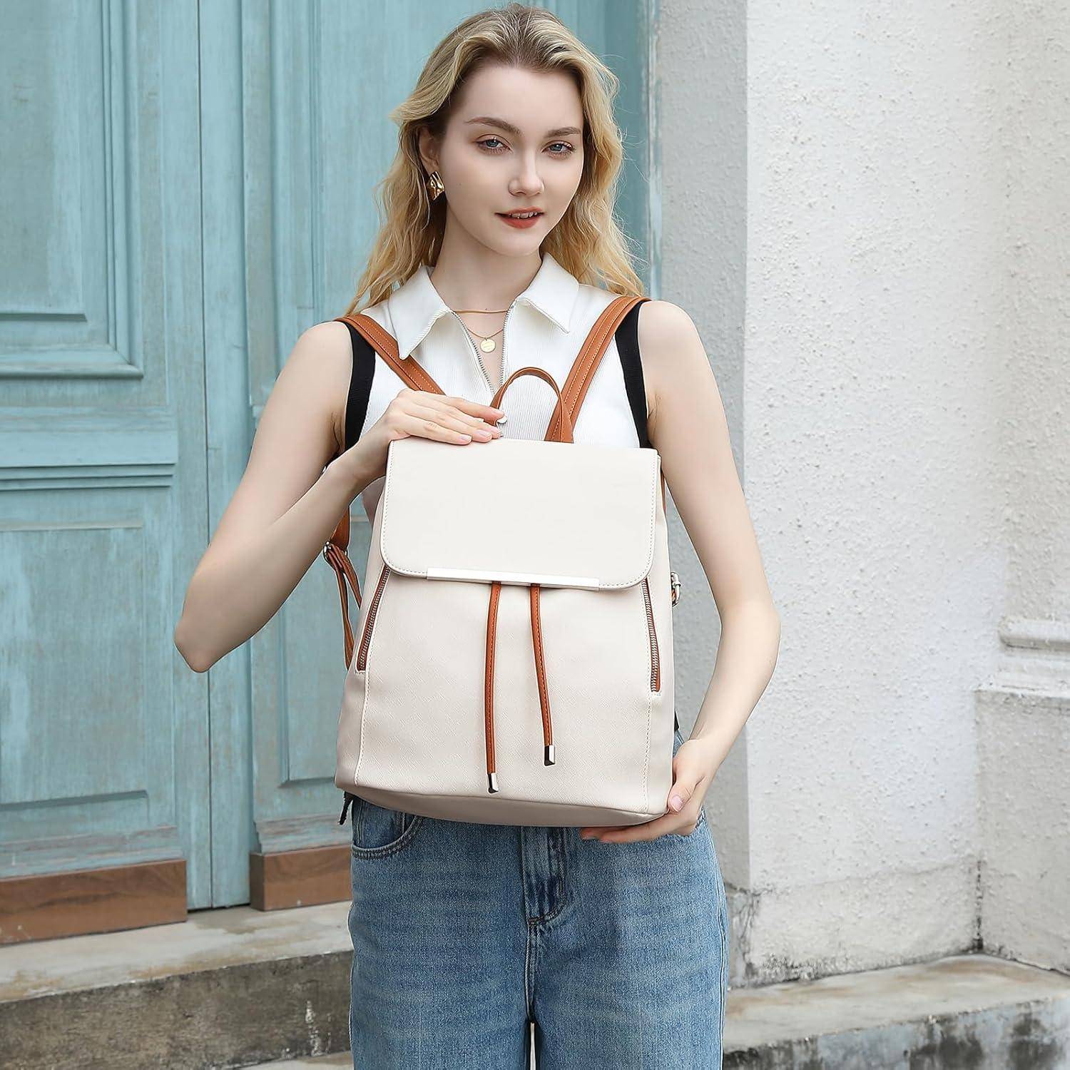 Eine Person steht vor einer blauen Holztür, trägt lässige Kleidung und hält einen beigen Rucksack.