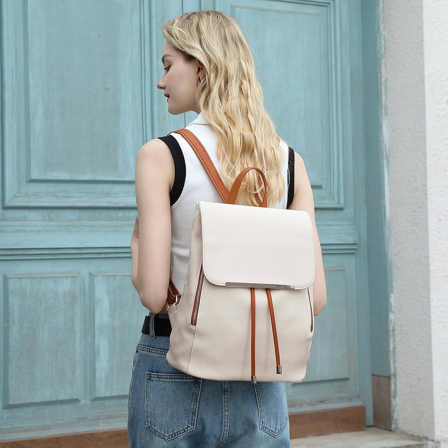 Eine Person mit langen, blonden Haaren, die ein weißes Top und blaue Jeans trägt, steht vor einer blauen Tür und trägt einen weißen Rucksack.