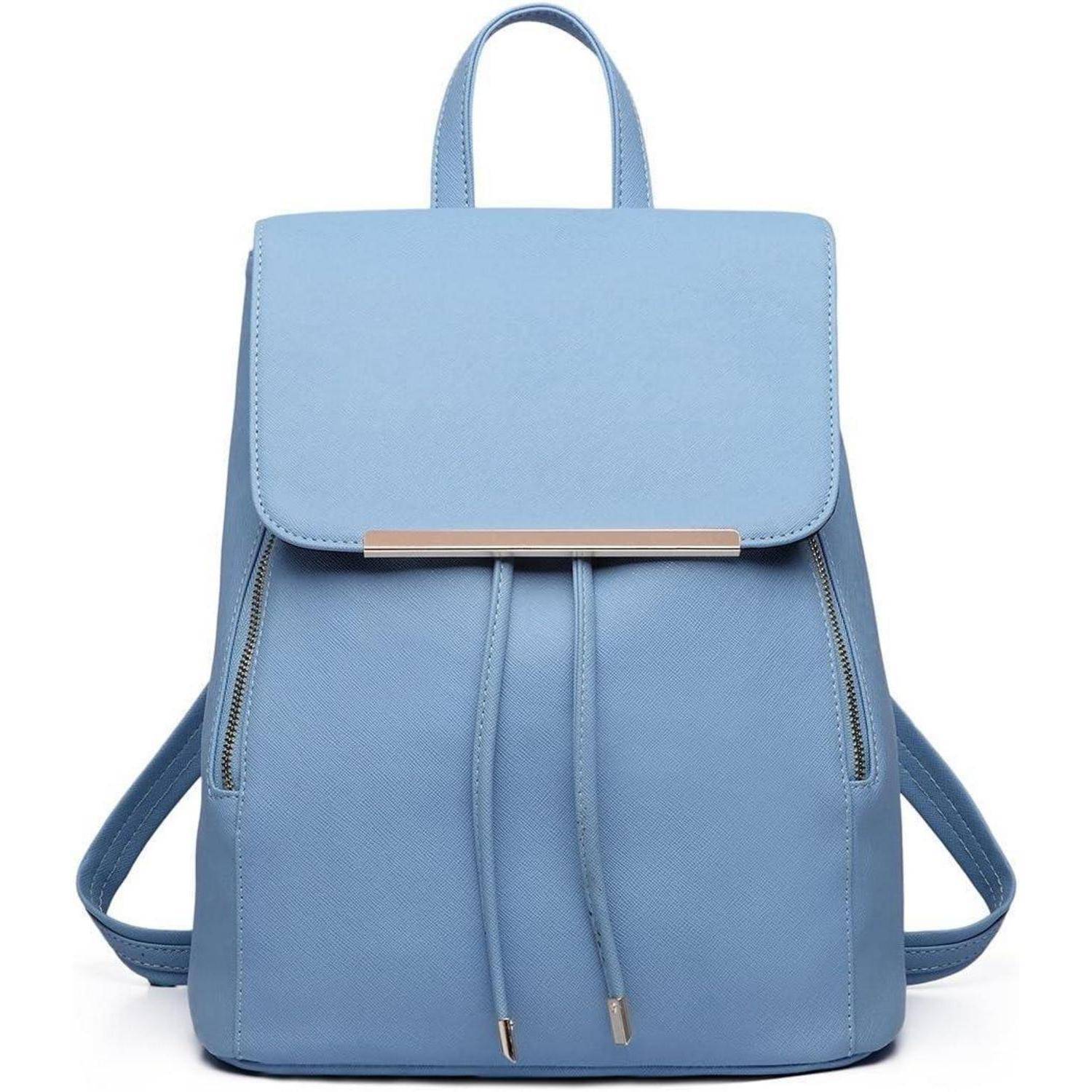 Ein hellblauer Rucksack mit Klappenverschluss, einem Metallakzent und verstellbaren Trägern. Er besitzt ein minimalistisches Design und ist ideal für den täglichen Gebrauch.