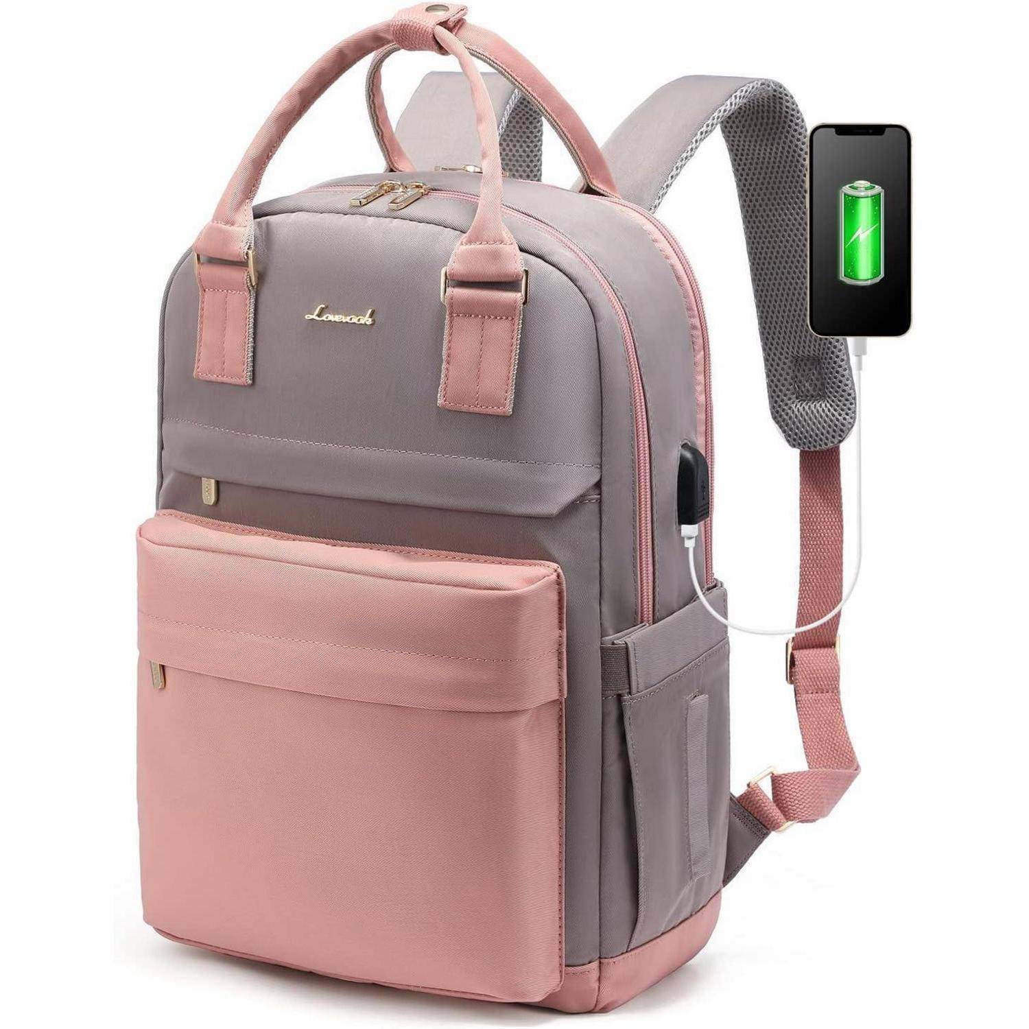 Ein grau-rosa Rucksack mit einer Vordertasche und einem USB-Ladeanschluss, auf dem ein Akku-Symbol anzeigt, dass er gerade geladen wird.