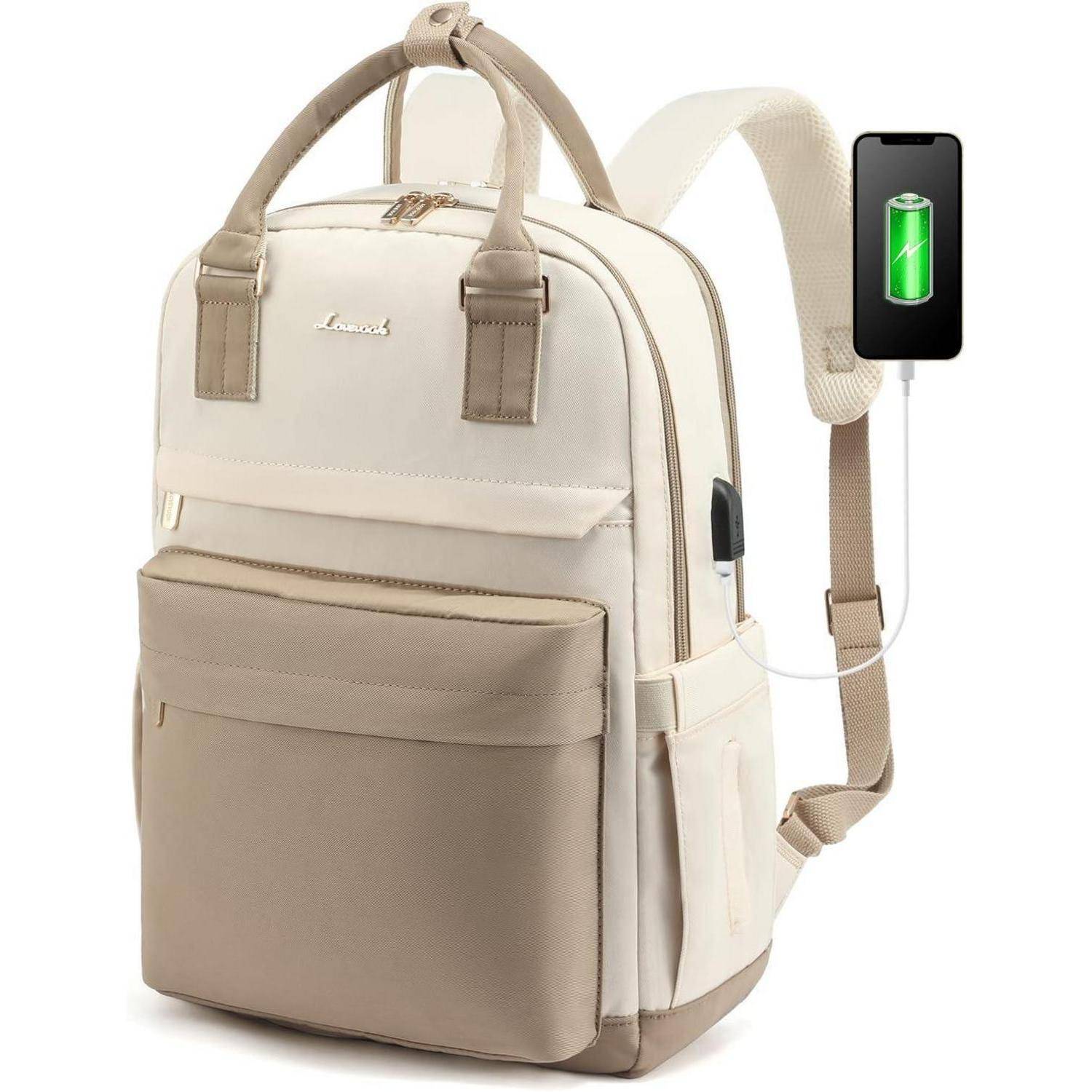 Ein beiger und brauner Rucksack mit integriertem USB-Ladeanschluss, der gerade ein Gerät lädt und dabei seine Praktikabilität für unterwegs unter Beweis stellt.