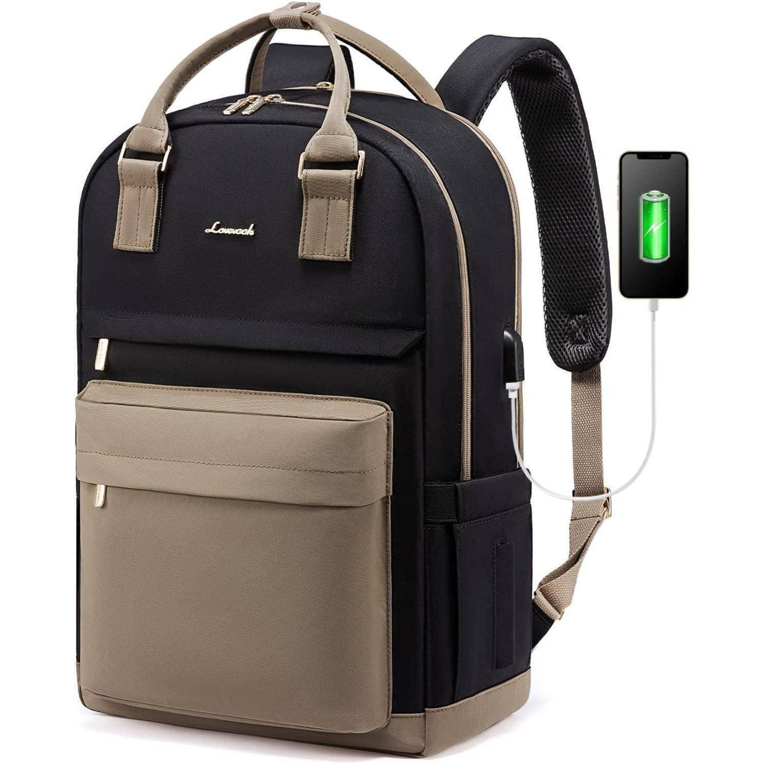 Ein schwarzer und beiger Rucksack mit einer Vordertasche und integriertem Ladeanschluss, der ein angeschlossenes Smartphone mit einem Akku-Vollsymbol zeigt.