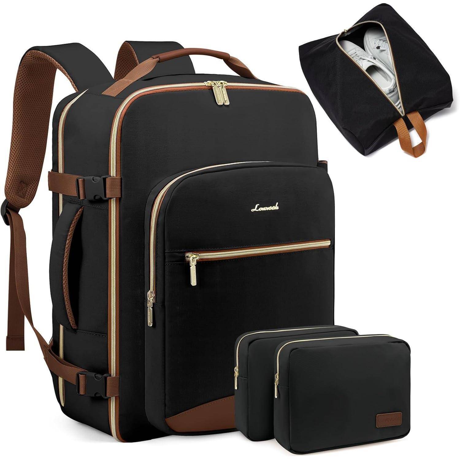 Schwarzer Reise-Rucksack mit beigen Akzenten, Reißverschlusstasche vorne, seitliche Trageriemen, gezeigt mit passender Schuhbeutel und kleiner Kulturtasche.