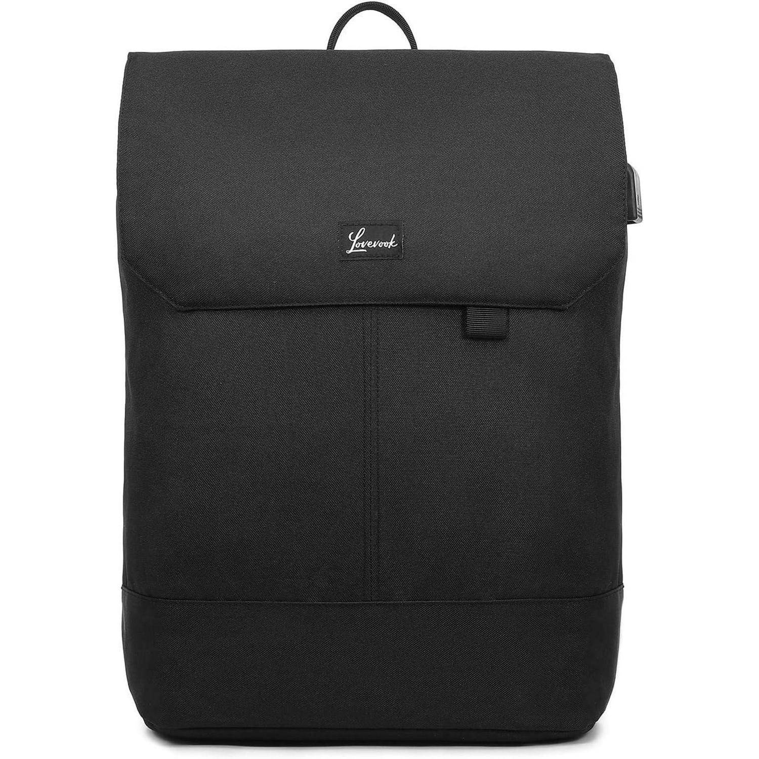 Ein schwarzer Rucksack mit minimalistischem Design und Klappenverschluss. Das Markenlogo ist mittig auf der Klappe platziert.