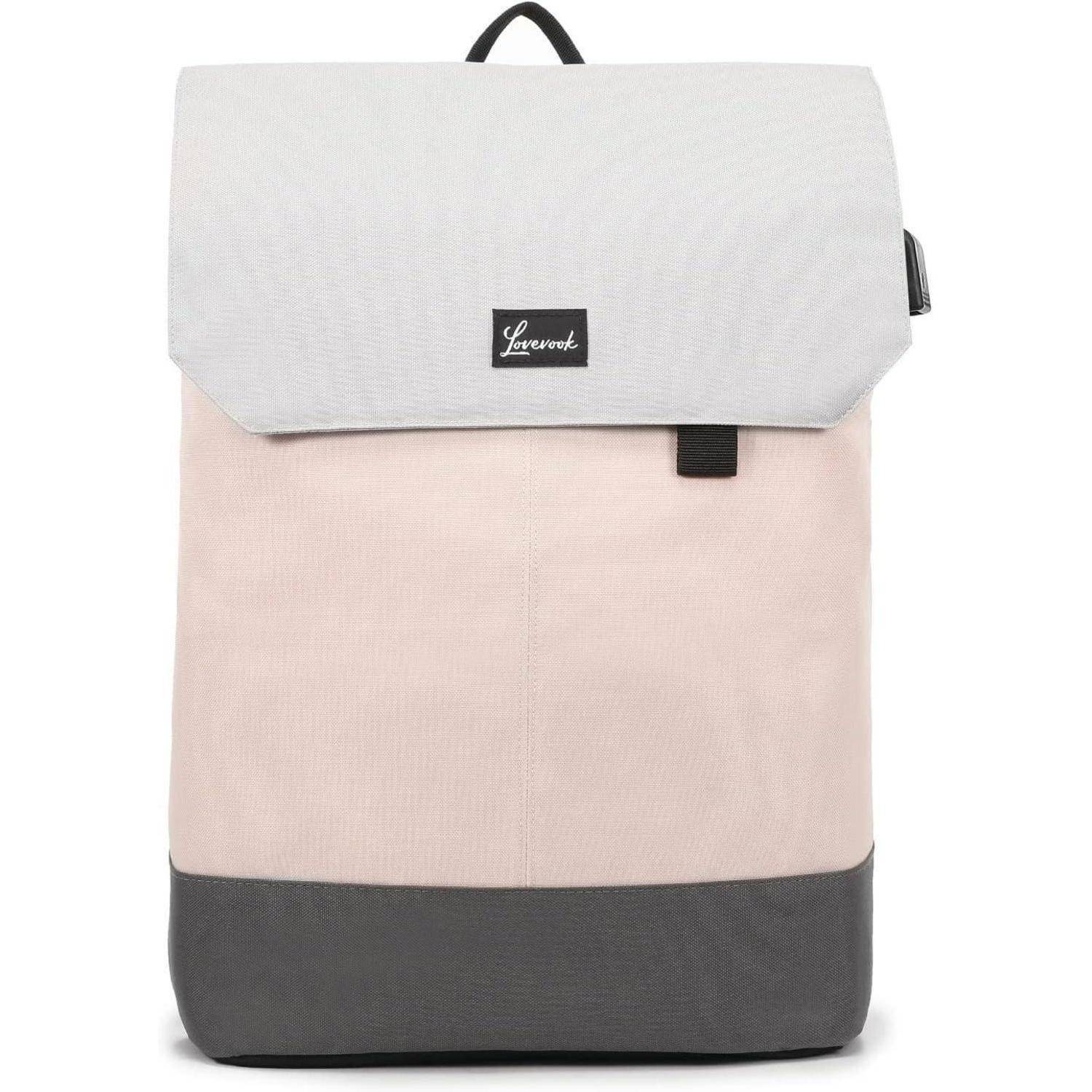 Ein hellrosa und grauer Rucksack mit Klappenverschluss und einem kleinen rechteckigen Etikett in der Mitte oben.