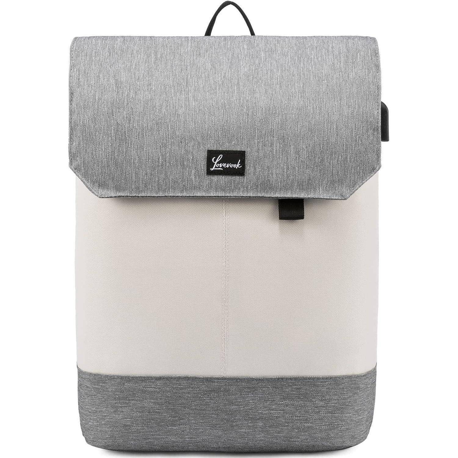 Ein zweifarbiger Rucksack mit einer hellgrauen Klappe, die eine kleine schwarze Logoplakette trägt. Der Körper ist hellgrau und die Basis ist dunkelgrau.