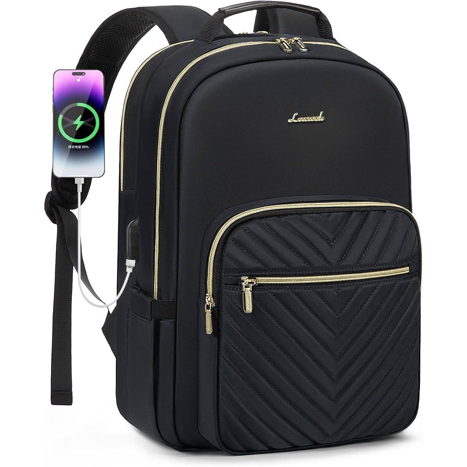 Ein schwarzer Rucksack mit goldenen Reißverschlüssen, der ein Zickzack-Muster auf der Vordertasche und einen integrierten Ladeanschluss mit angeschlossenem Handy aufweist.