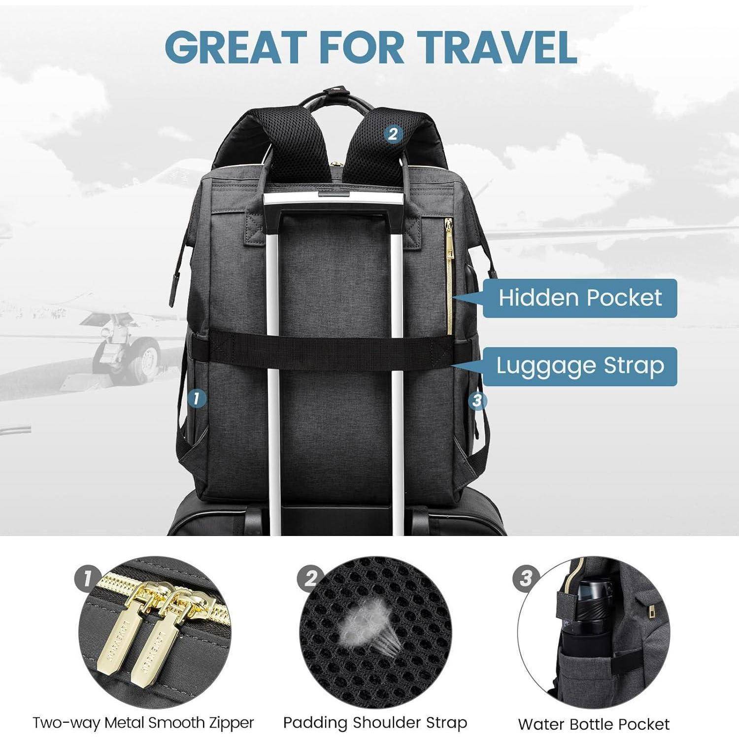 Rucksack an einem Koffergriff mit Aufschrift 