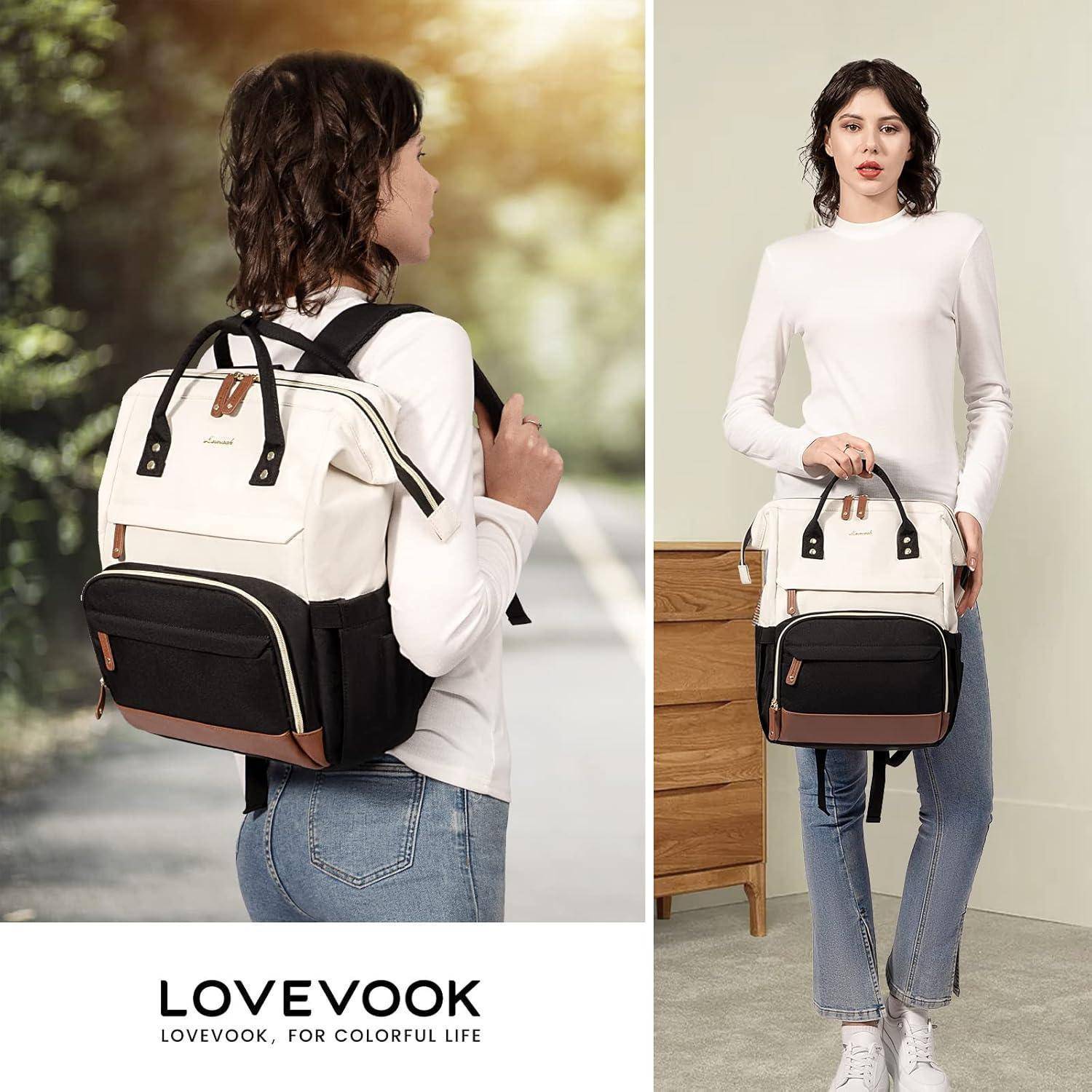 Eine Person präsentiert einen stilvollen weißen und schwarzen Rucksack mit braunen Akzenten. Das Markenlogo 'LOVEVOOK' ist am unteren Rand zu sehen.