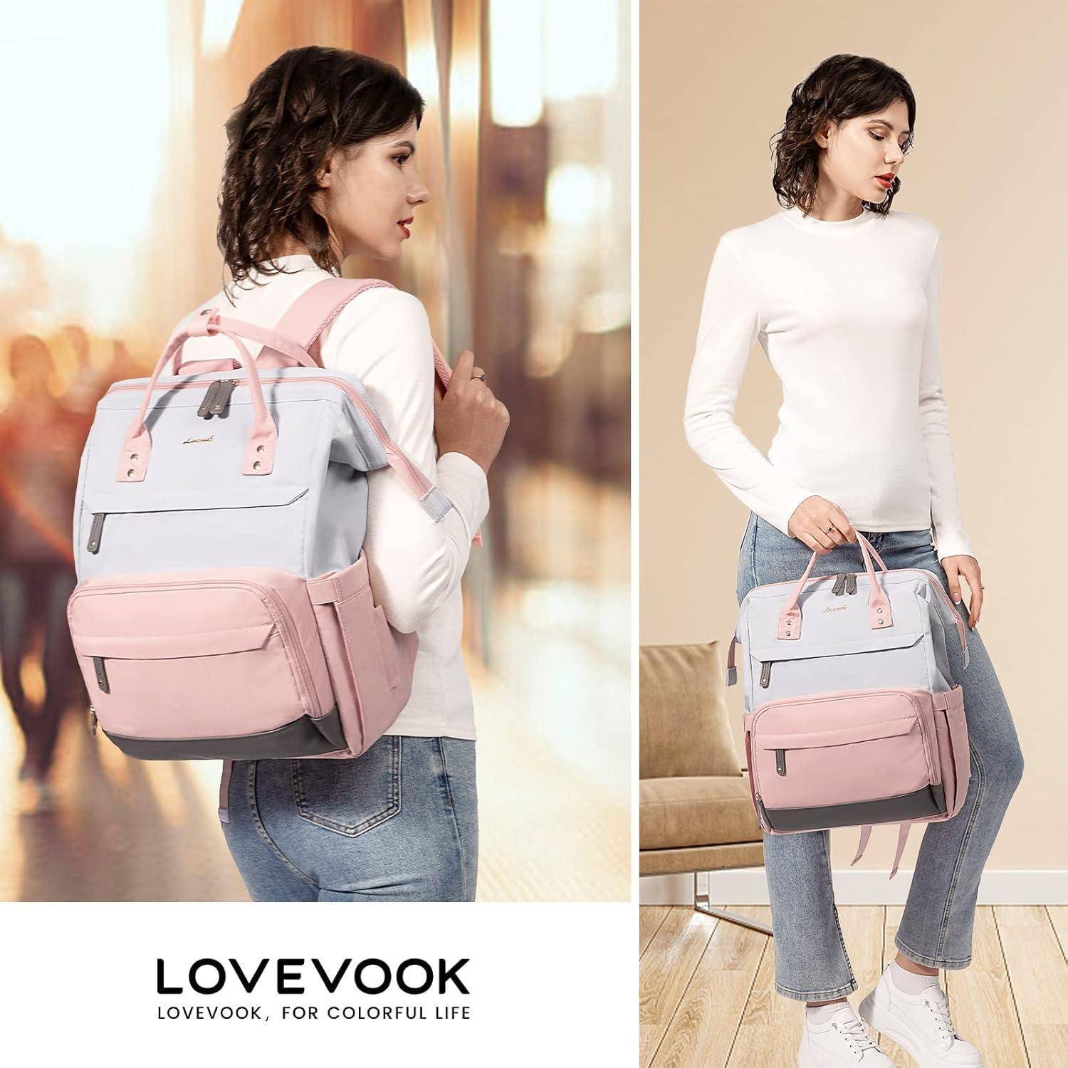 Eine Frau mit einem weißen Langarmshirt und Jeans trägt einen stylischen rosa und grauen Rucksack. Das linke Bild zeigt sie im Profil, während das rechte eine vollständige Frontalansicht bietet. ‚LOVEVOOK: Für ein farbenfrohs Leben' ist darunter zu sehen.