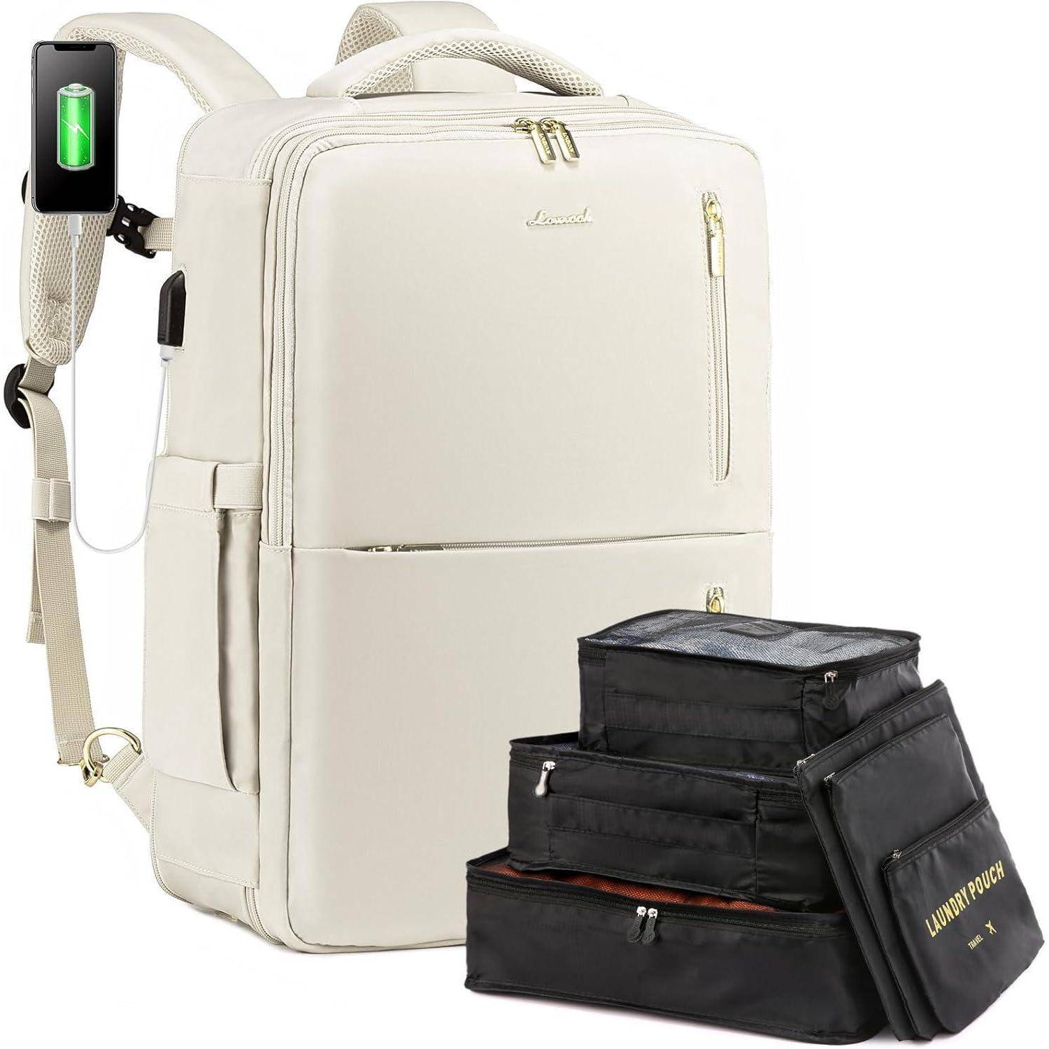 Ein weißer Rucksack mit USB-Ladeanschluss und drei schwarzen Packwürfeln an der Seite. Ein grünes Batteriesymbol zeigt das Laden an.
