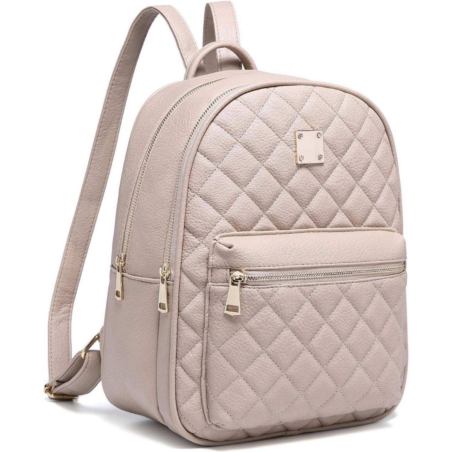 Ein gesteppter rosa Rucksack mit verstellbaren Schultergurten, einer Reißverschlusstasche an der Vorderseite und einem quadratischen Logoplättchen in Goldton auf der Vorderseite.