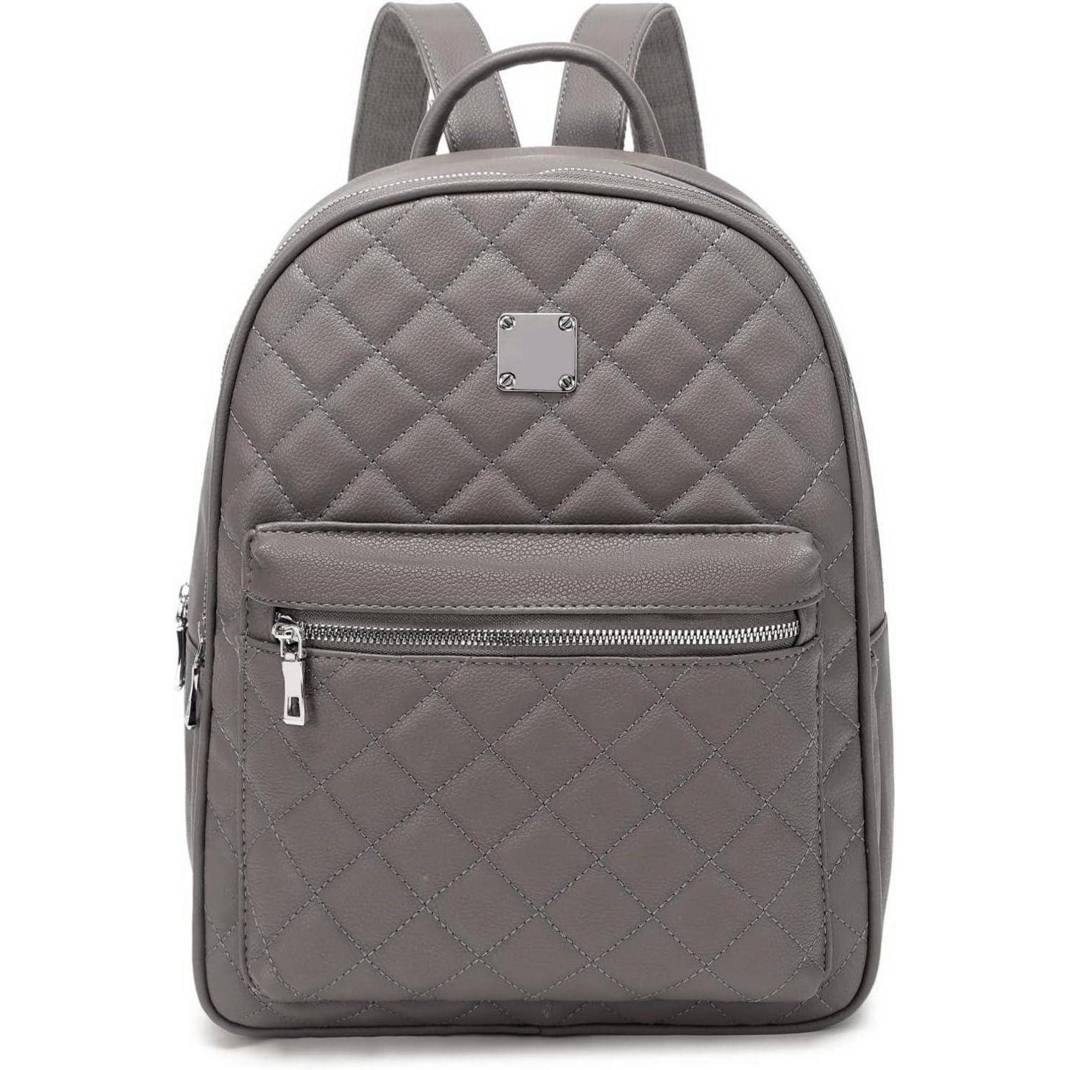 Ein grauer, gesteppter Lederrucksack mit einer Reißverschlusstasche an der Vorderseite und verstellbaren Trägern wird gezeigt. Das Design ist schlicht und stilvoll.