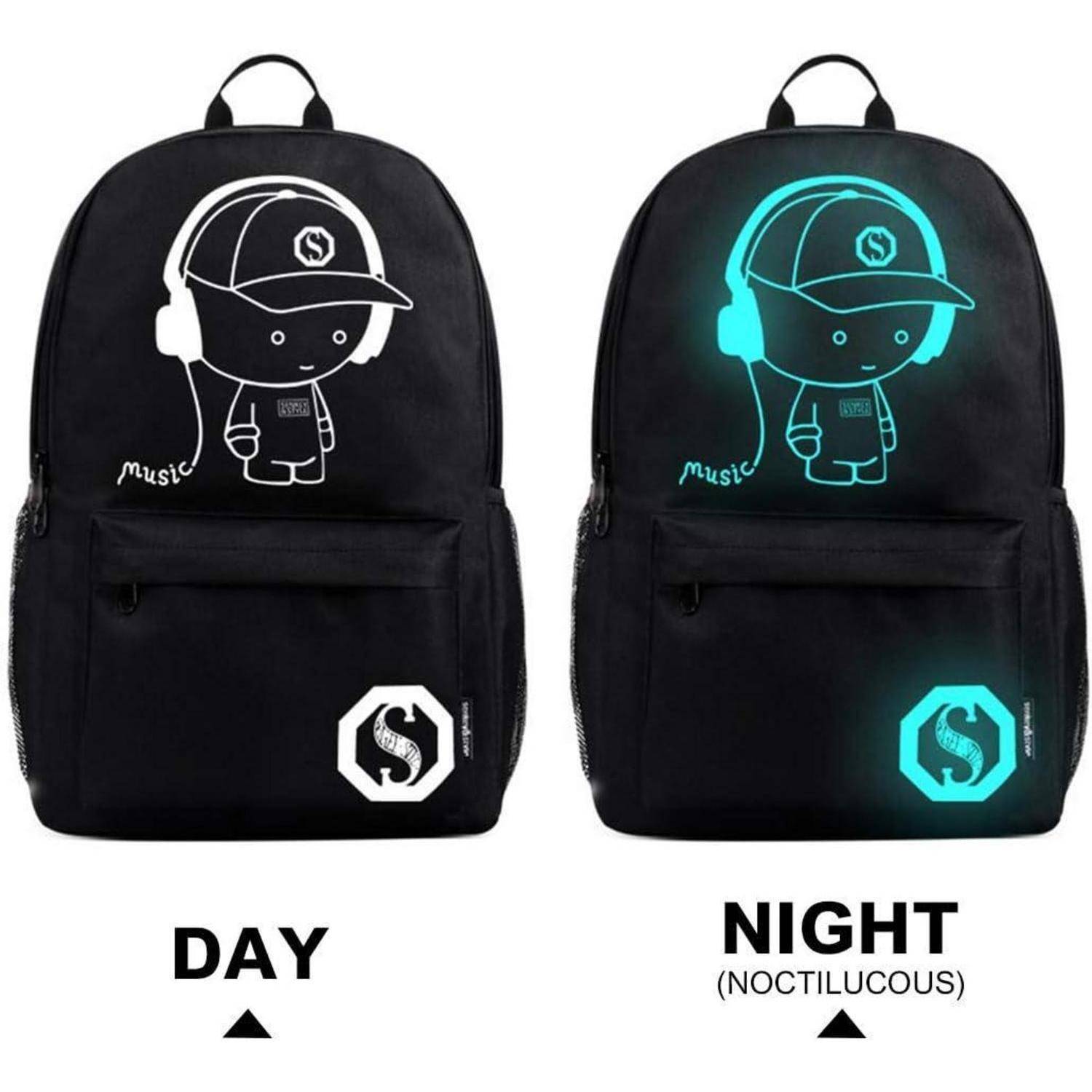 Schwarzer Rucksack mit einer Cartoon-Figur und dem weißen Text 'Musik', der sich bei Nacht in leuchtendem Blau zeigt, mit den Bezeichnungen 'TAG' und 'NACHT (NACHTLEUCHTEND)'.