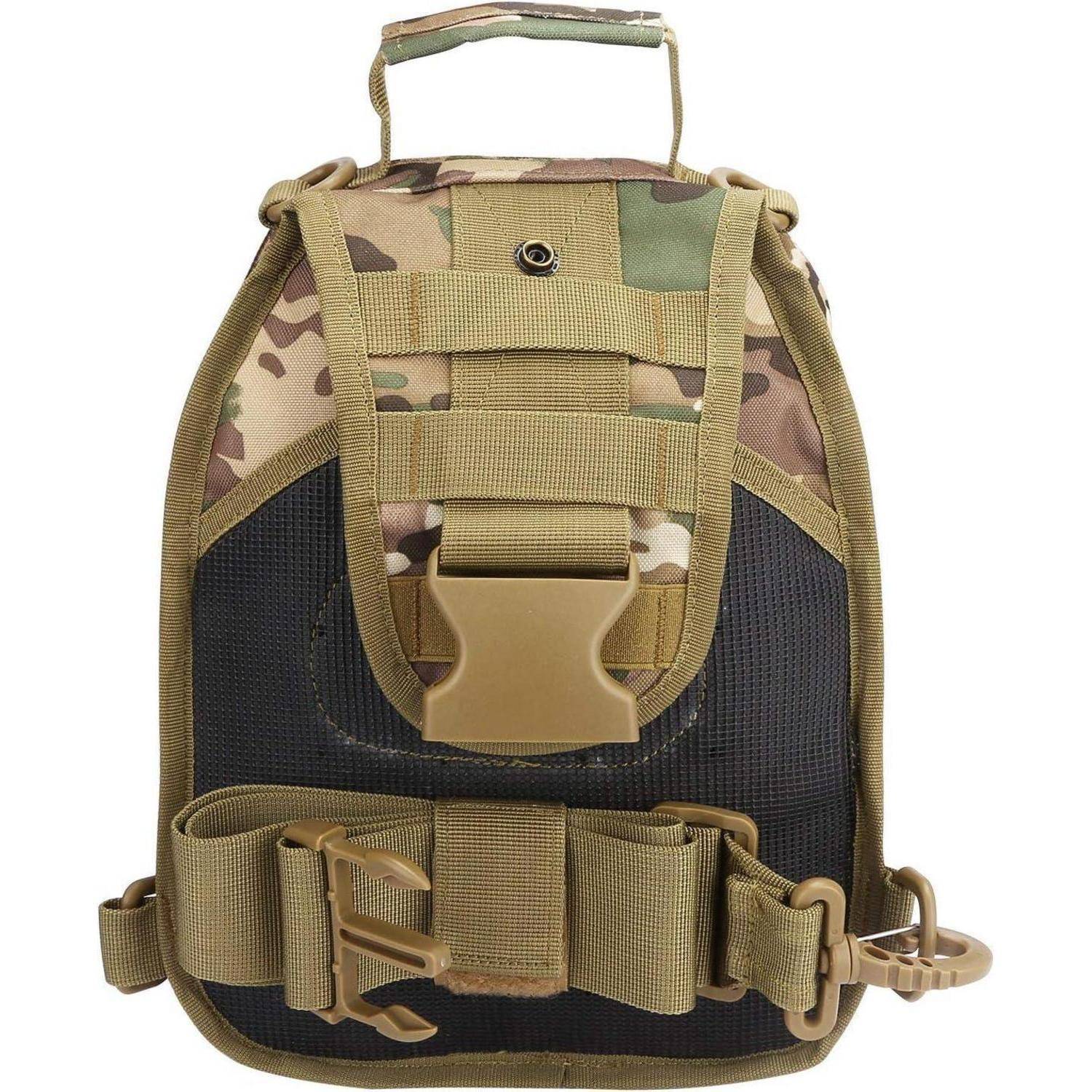 Eine Taktische Tasche mit Tarnmuster, ausgestattet mit einem Griff, einer vorderen Schnalle und mehreren Befestigungsriemen, speziell entwickelt zum Transport von Outdoor-Ausrüstung.