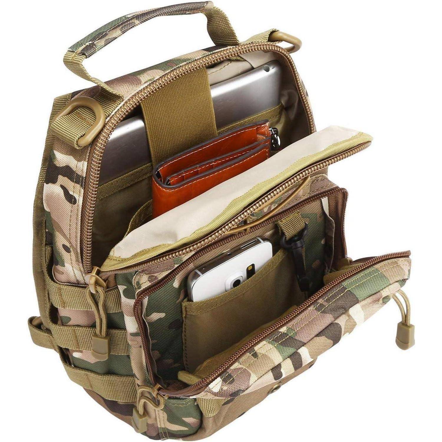 Ein mit Tarnmuster versehener taktischer Rucksack, teilweise geöffnet, der einen Laptop im Hauptfach, eine Geldbörse und ein Smartphone in der Vordertasche zeigt.