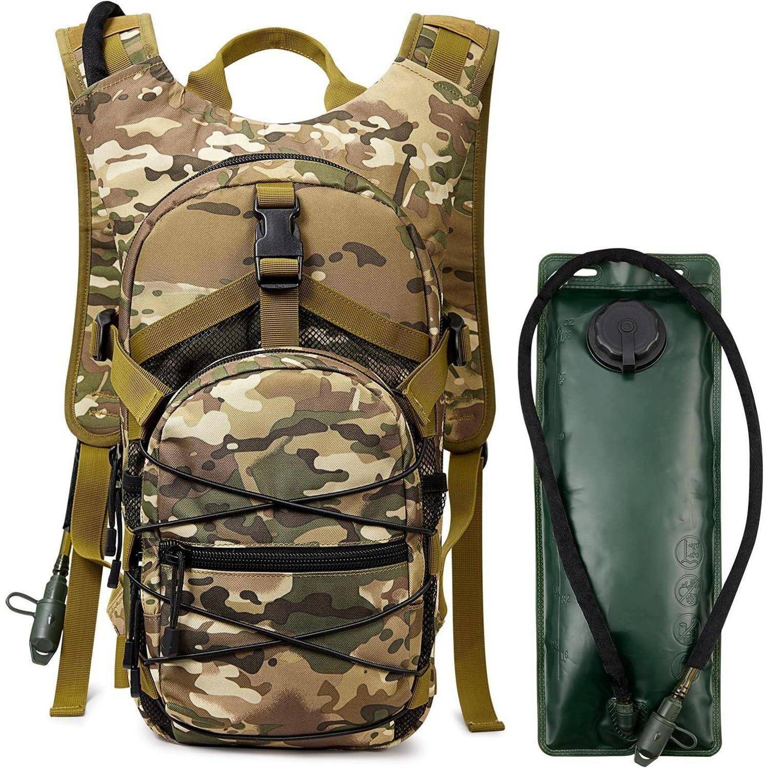 Ein Camouflage-Hydration-Rucksack mit mehreren Reißverschlüssen und Taschen, zusammen mit seinem grünen Wasserbeutel und Schlauch.