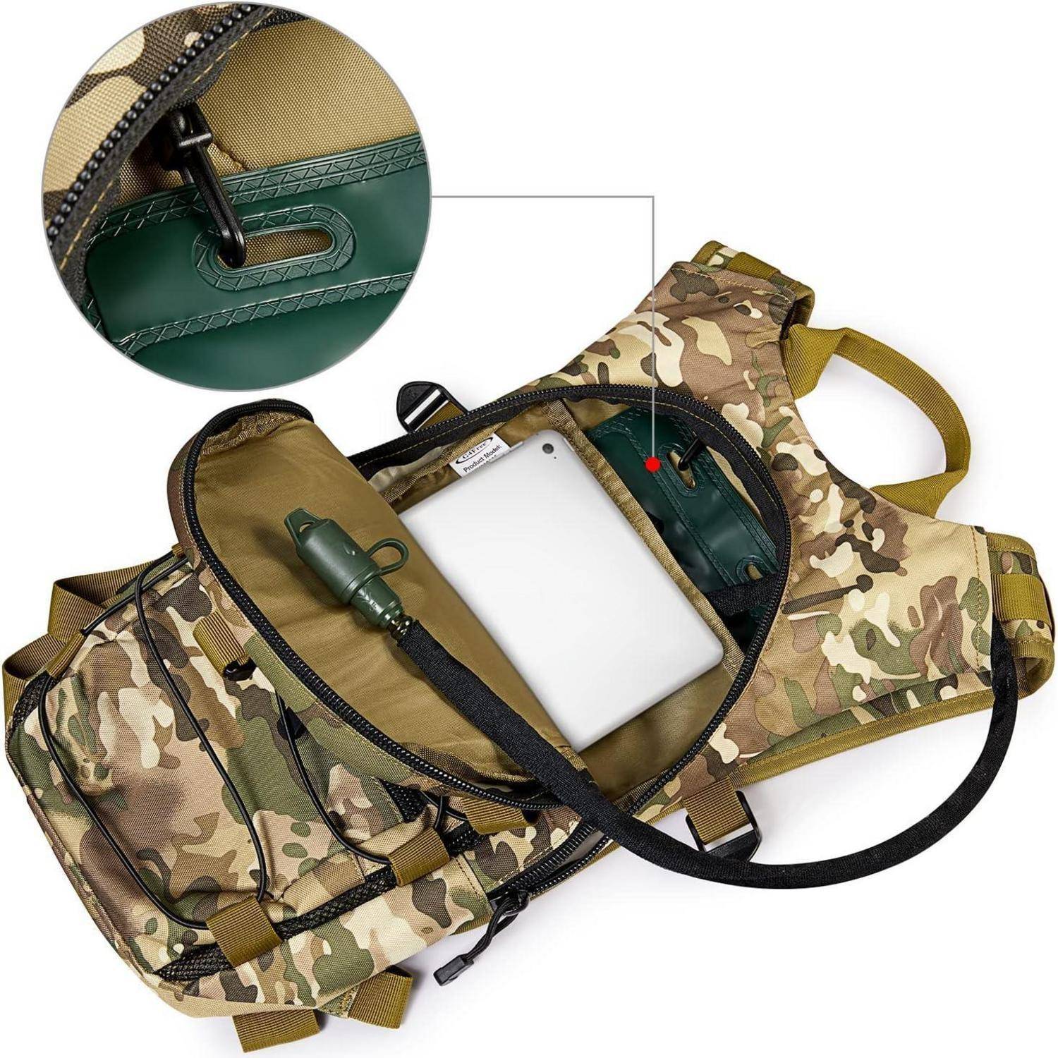 Ein Camouflage-Hydrationrucksack mit einem offenen Fach, in dem ein weißes Tablet und ein Schlauch zu sehen sind, der mit einem grünen Wasserreservoir verbunden ist.