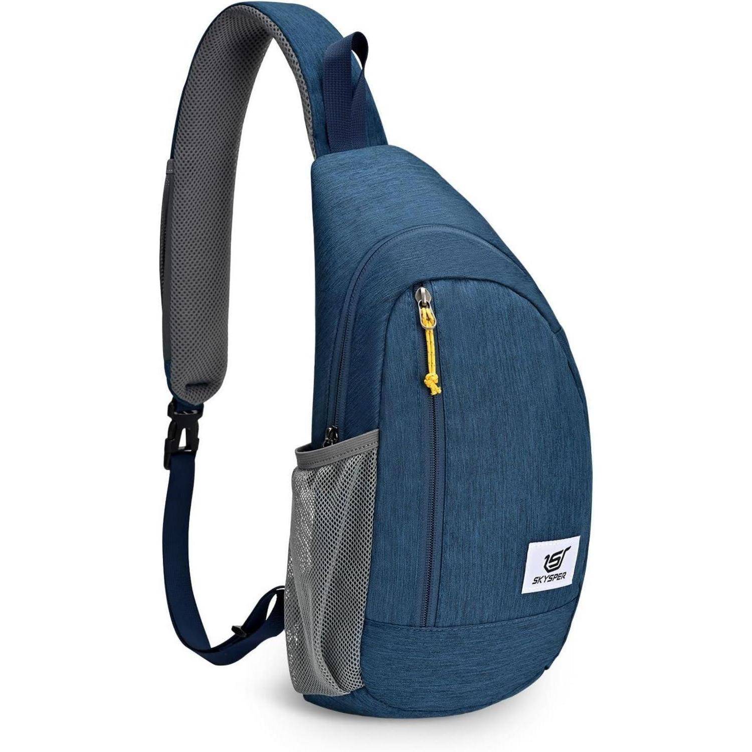 Ein blauer Schleuderrucksack mit einer Mesh-Seitentasche, verstellbarem Riemen und Logoaufnäher, geeignet für den lässigen Gebrauch oder zum Reisen.