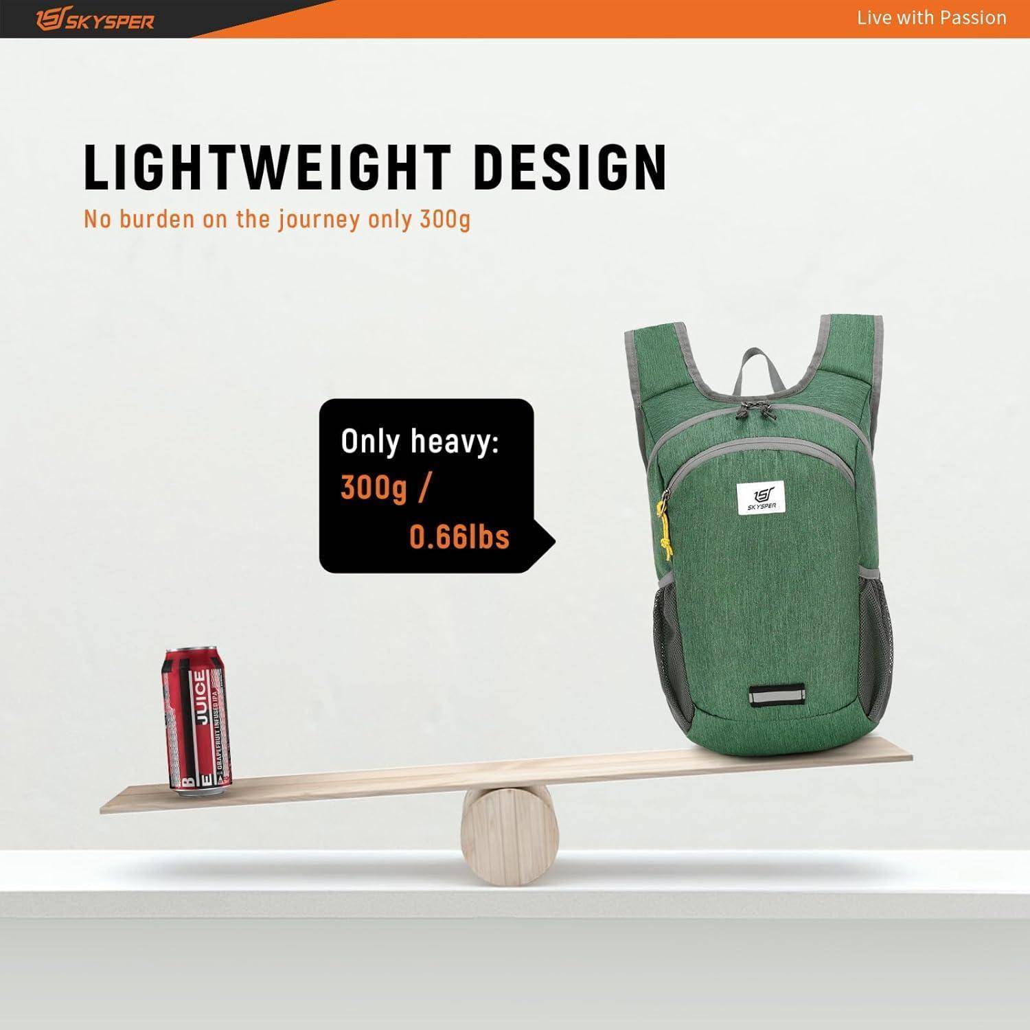 Rucksack und Dose balancieren auf einer Wippe und veranschaulichen das Prinzip des 'Leichtbaus', wobei das Gewicht des Rucksacks von 300g (0,66 lbs) betont wird.