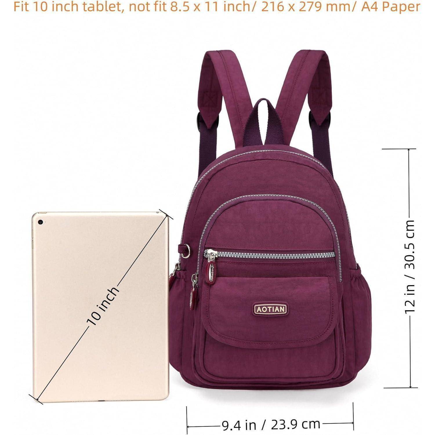 Ein lila Rucksack mit einer Höhe von 12 Zoll und einer Breite von 9,4 Zoll wird neben einem 10-Zoll-Tablet zur Größenvergleich dargestellt.