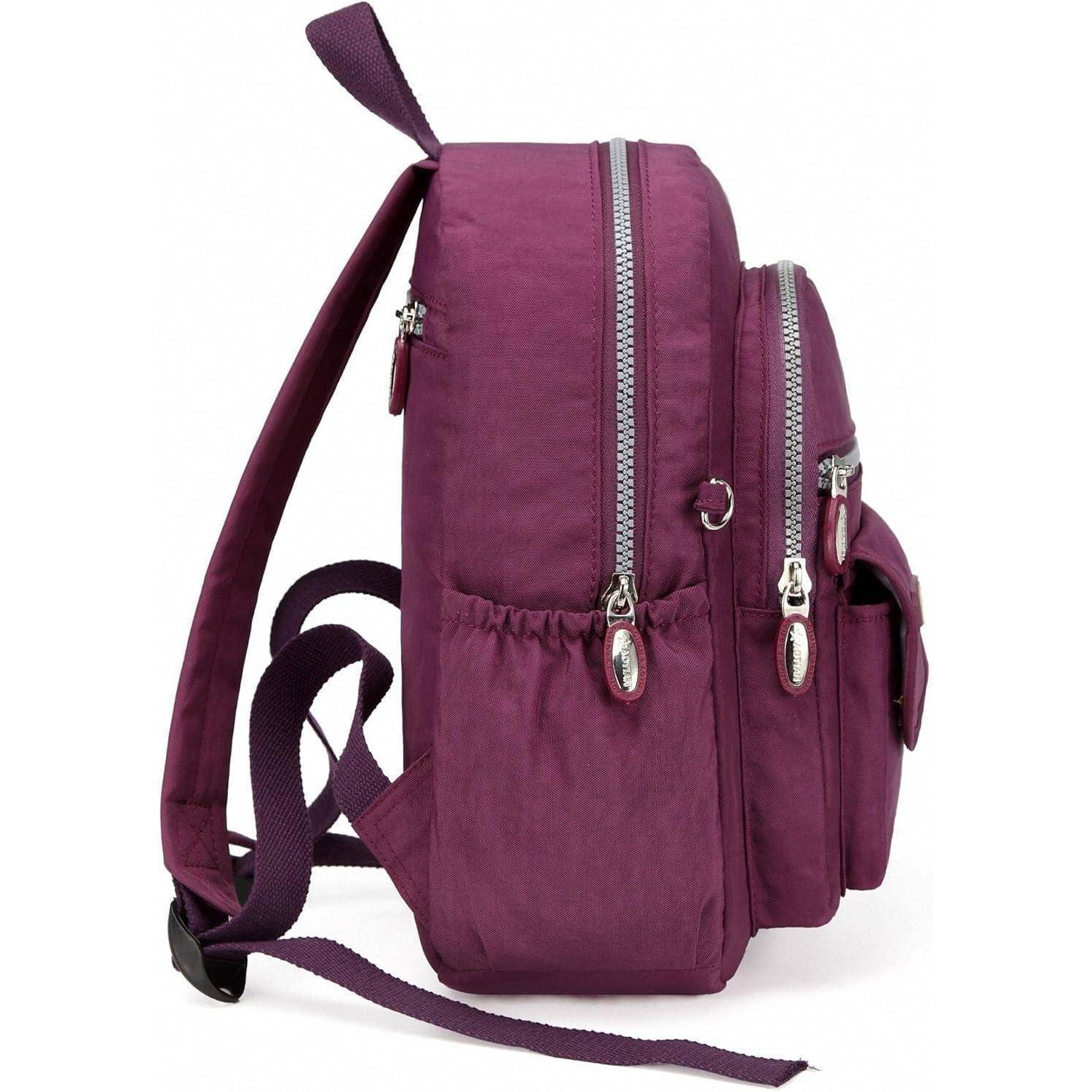 Eine Seitenansicht eines lila Rucksacks mit mehreren Reißverschluss-Fächern und verstellbaren Schultergurten, der vor einem weißen Hintergrund steht.