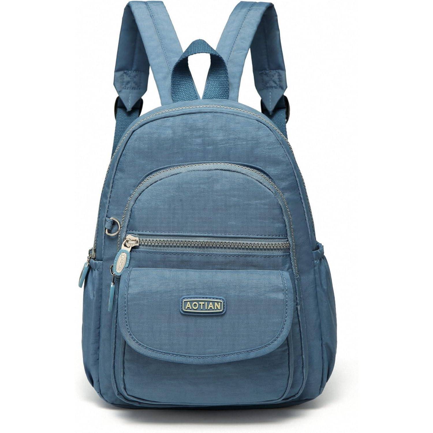 Ein hellblauer Rucksack mit mehreren Reißverschlussfächern, verstellbaren Schultergurten und einem Griff oben. An der Vorderseite befindet sich ein kleines Etikett.