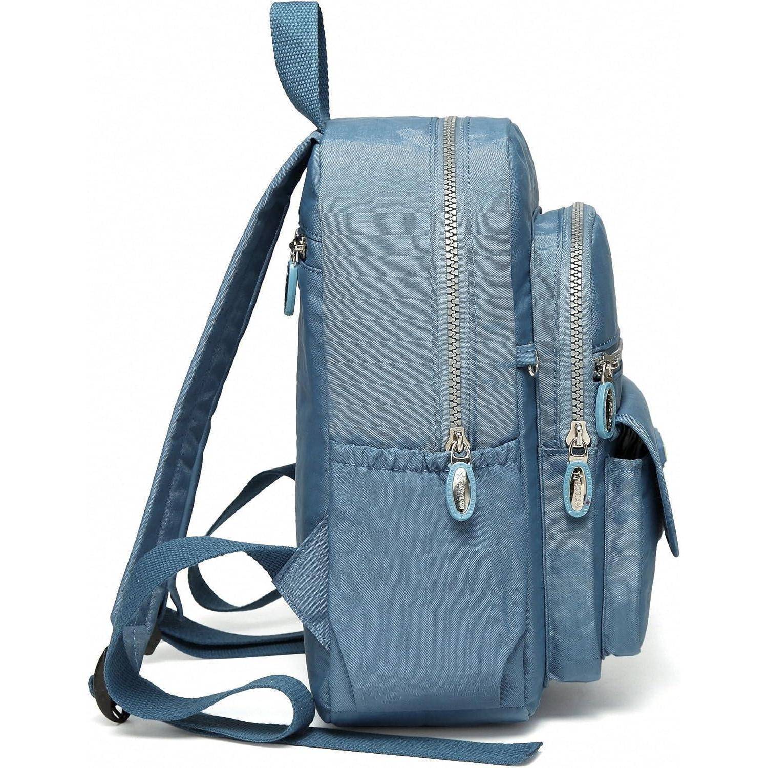 Ein hellblauer Rucksack aus Seitenansicht, ausgestattet mit mehreren Reißverschluss-Fächern, verstellbaren Schultergurten und einem Griff oben.