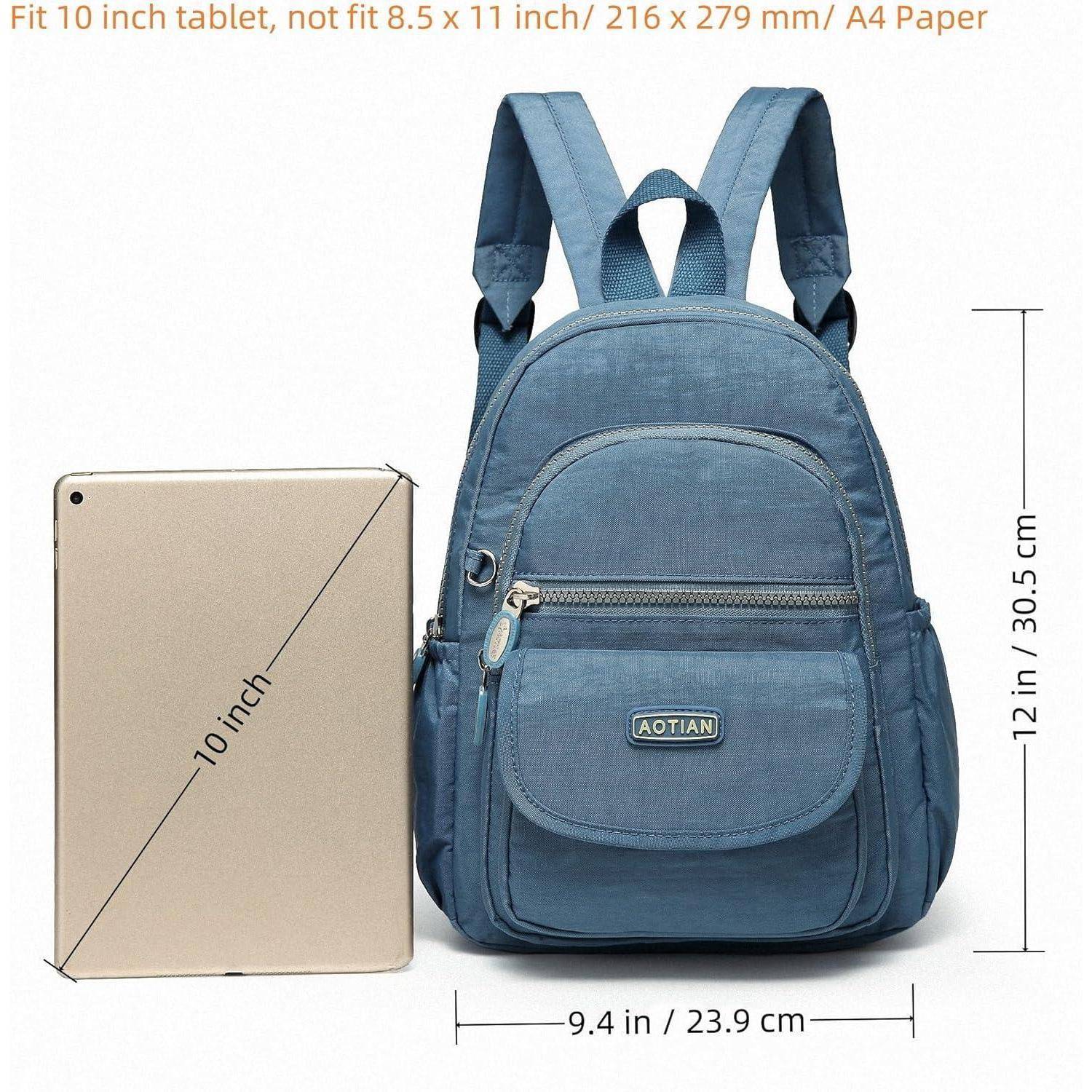Blauer Rucksack mit mehreren Fächern neben einem 10-Zoll-Tablet zum Größenvergleich. Der Rucksack misst 12 Zoll in der Höhe und 9,4 Zoll in der Breite.
