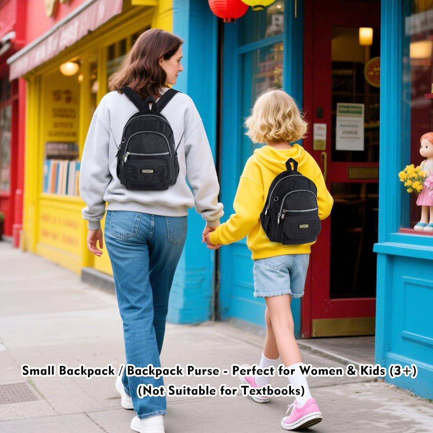 Zwei Menschen gehen auf einer bunten Straße, beide tragen einen schwarzen Rucksack. Text lautet: 'Kleiner Rucksack/Handtasche - Perfekt für Frauen & Kinder (3+).