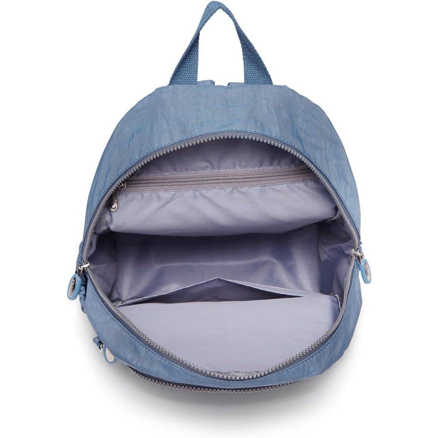 Ein blauer Rucksack mit seinem Hauptfach aufgeknöpft, wobei zwei Innentaschen und ein geräumiges Innenleben sichtbar sind.