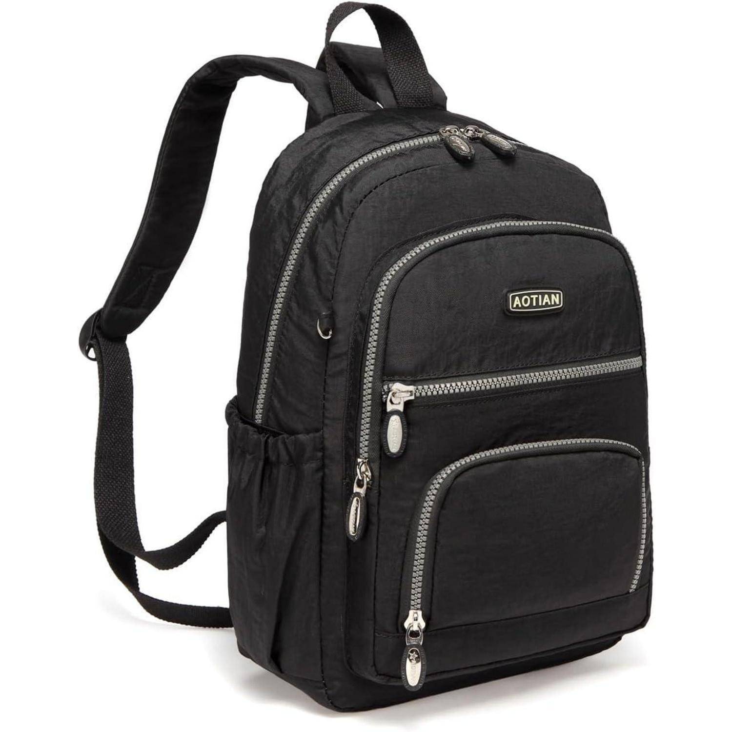 Ein schwarzer Rucksack mit mehreren Reißverschlussfächern und verstellbaren Schulterträgern, der für den täglichen Gebrauch oder zum Reisen konzipiert ist.