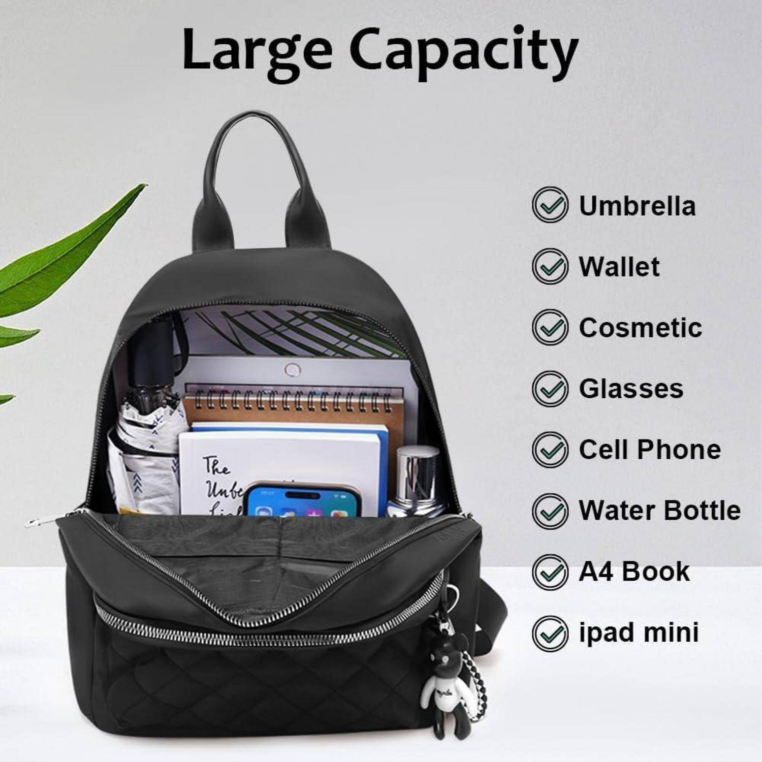 Geöffneter schwarzer Rucksack mit Gegenständen wie Regenschirm, Geldbörse, Kosmetik, Brille, Handy, Wasserflasche, DIN-A4-Buch und iPad mini im Inneren. Text liest sich 