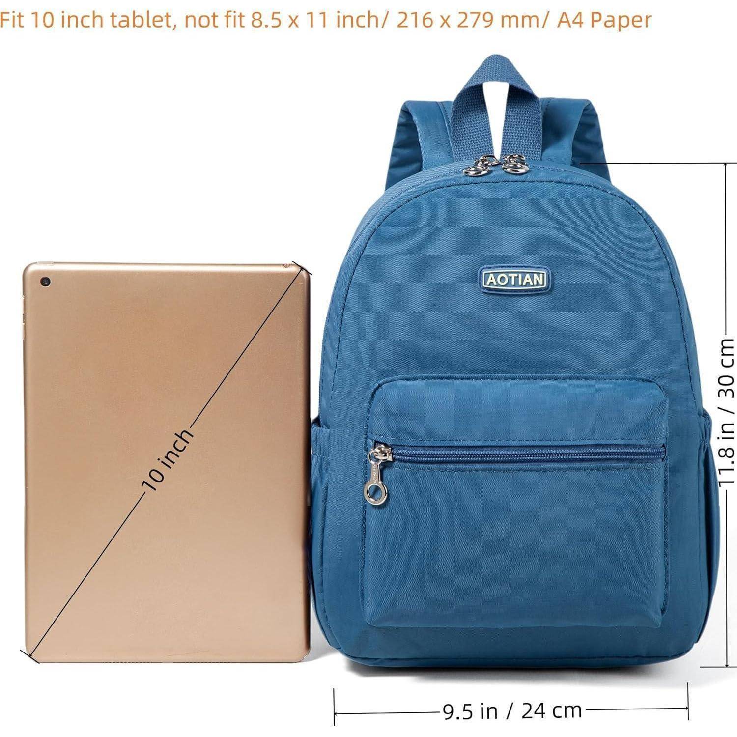 Ein blauer Rucksack mit einer Reißverschlusstasche vorne liegt neben einem Tablet. Die Maße sind angegeben: Der Rucksack ist 30 cm hoch und 24 cm breit und passt für ein 10-Zoll-Tablet.