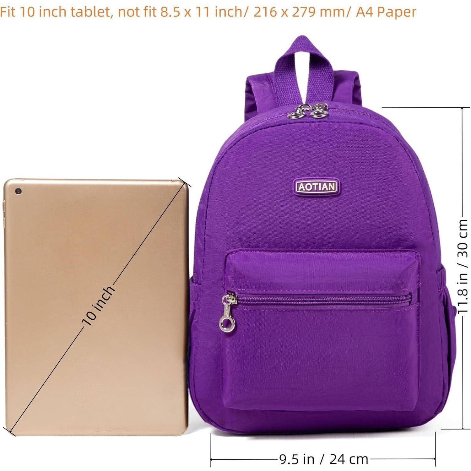 Das Bild zeigt einen lila AOTIAN-Rucksack neben einem 10-Zoll-Tablet. Der Rucksack ist 9,5 Zoll breit und 11,8 Zoll hoch.