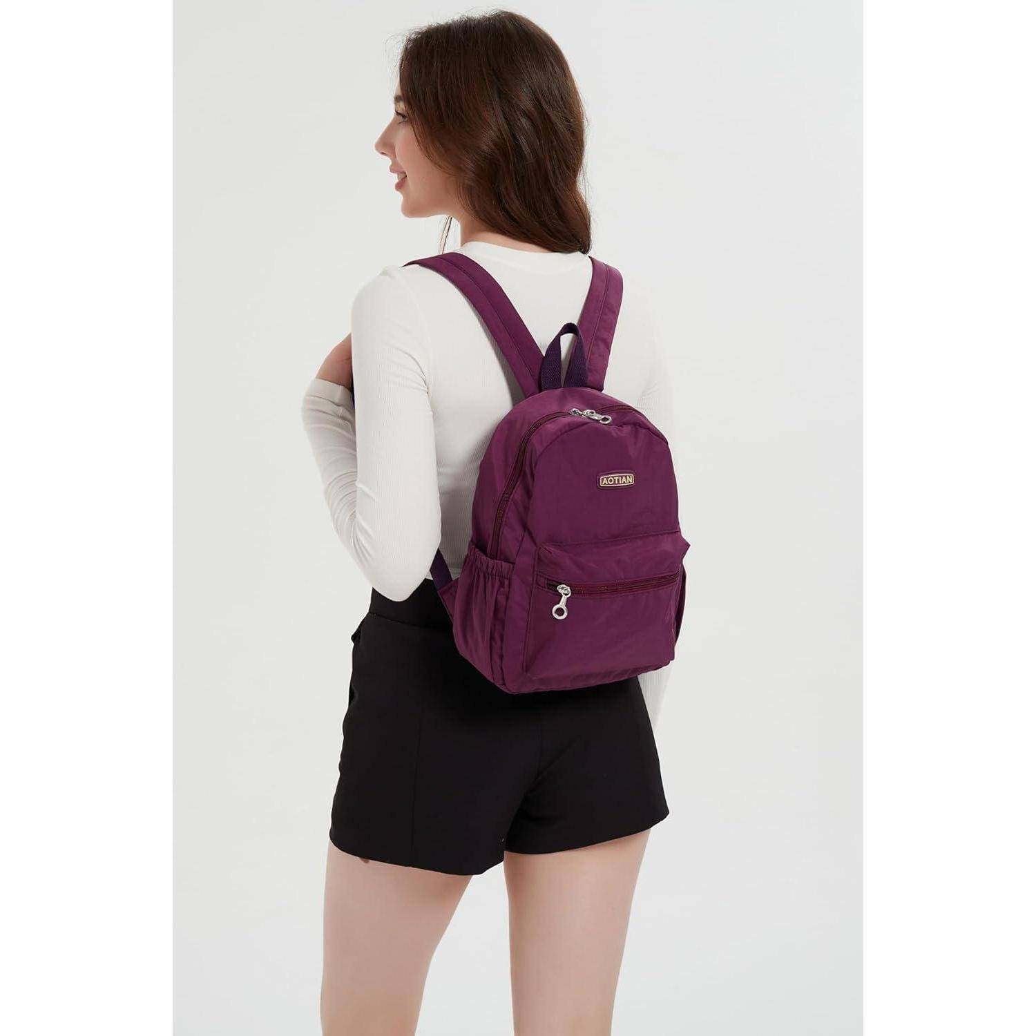 Eine Person trägt ein weißes langärmeliges Hemd und schwarze Shorts und hat einen lila Rucksack umgehängt. Die Person blickt leicht nach links.