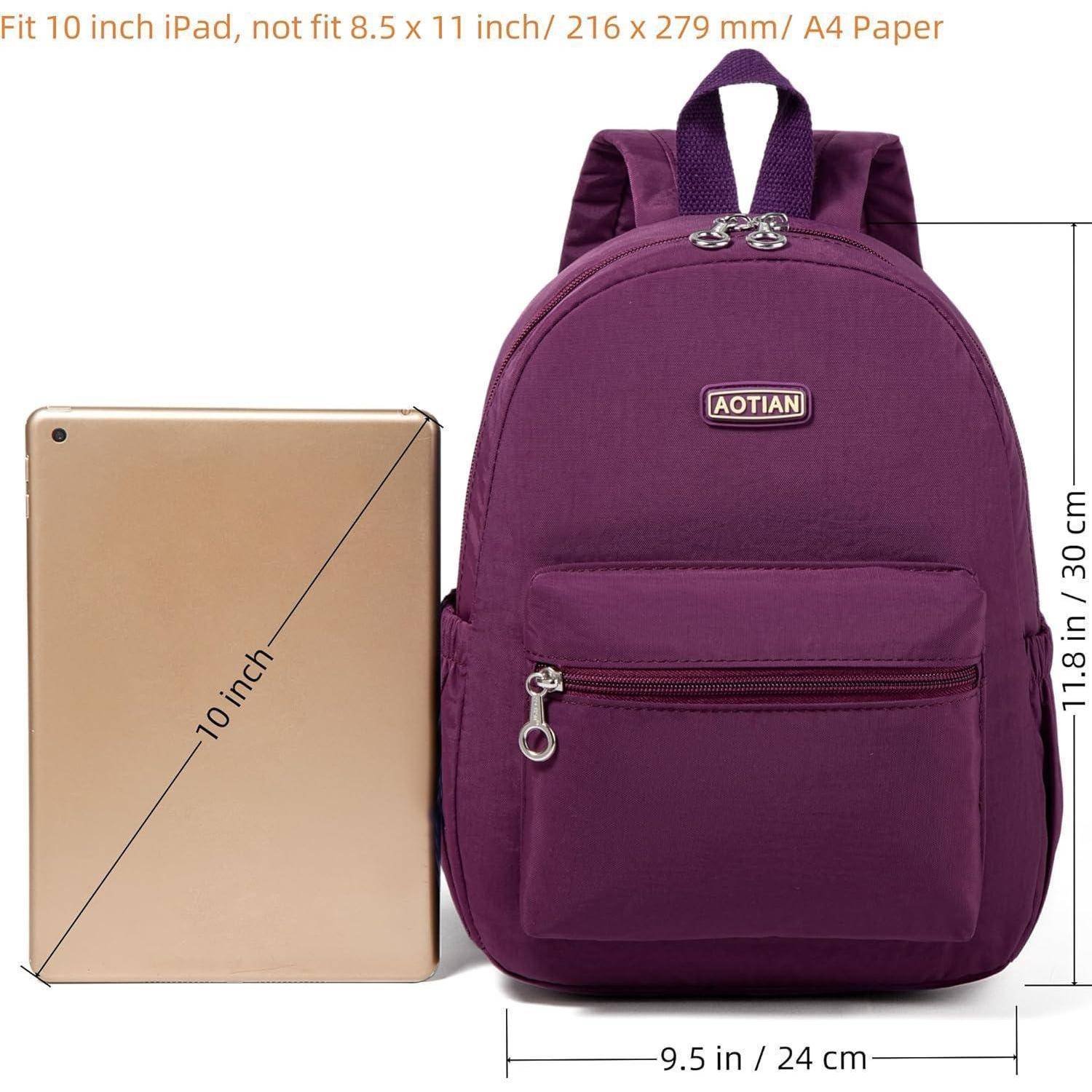 Ein lila Rucksack der Marke 'AOTIAN', der neben einem 10-Zoll-iPad zur Größenvergleich dargestellt wird. Abmessungen: 9,5 x 11,8 Zoll (24 x 30 cm).