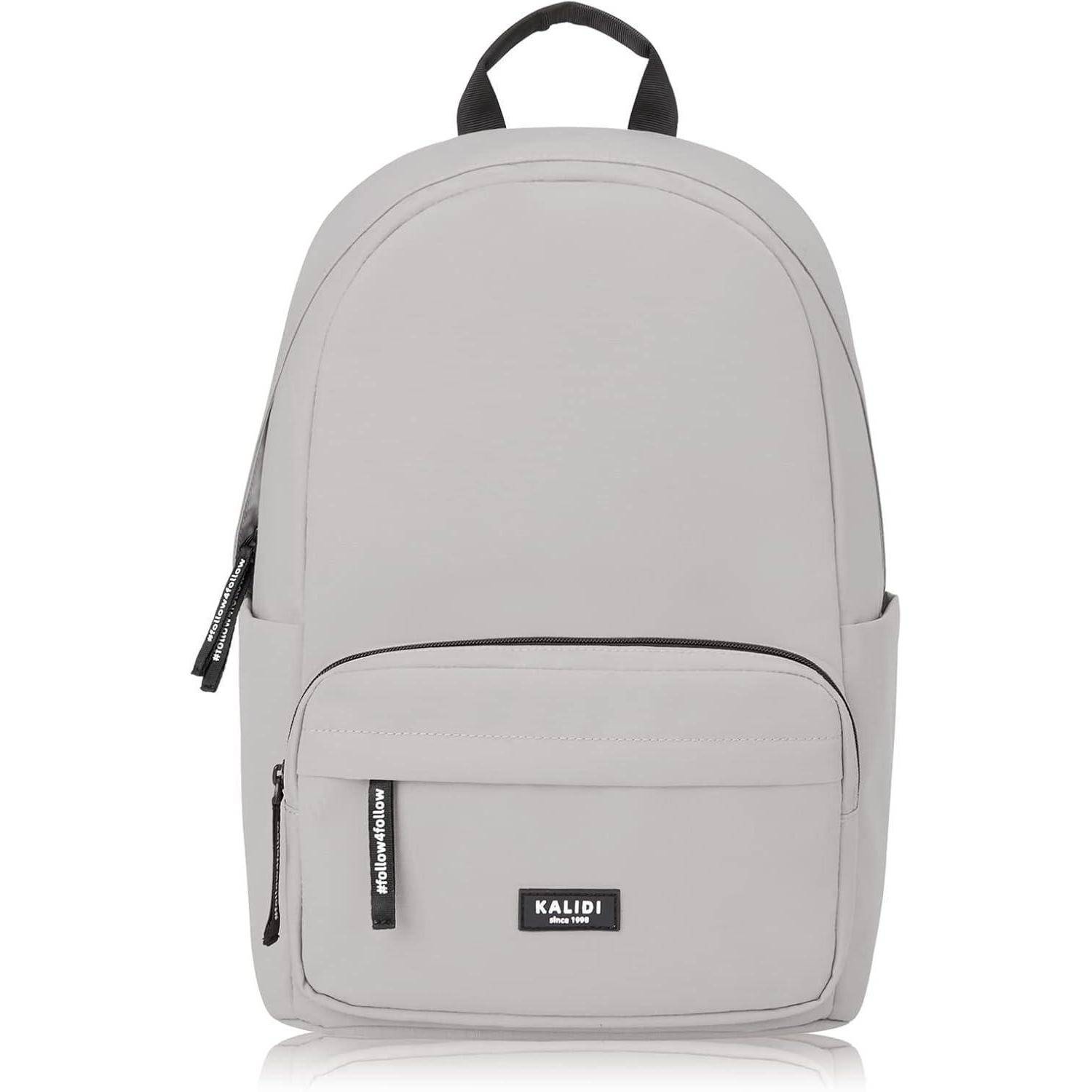 Ein hellgrauer Rucksack mit einer Fronttasche, auf der das Markenlogo 'KALIDI' in Schwarz und Weiß angebracht ist. Ideal für den lässigen Gebrauch.