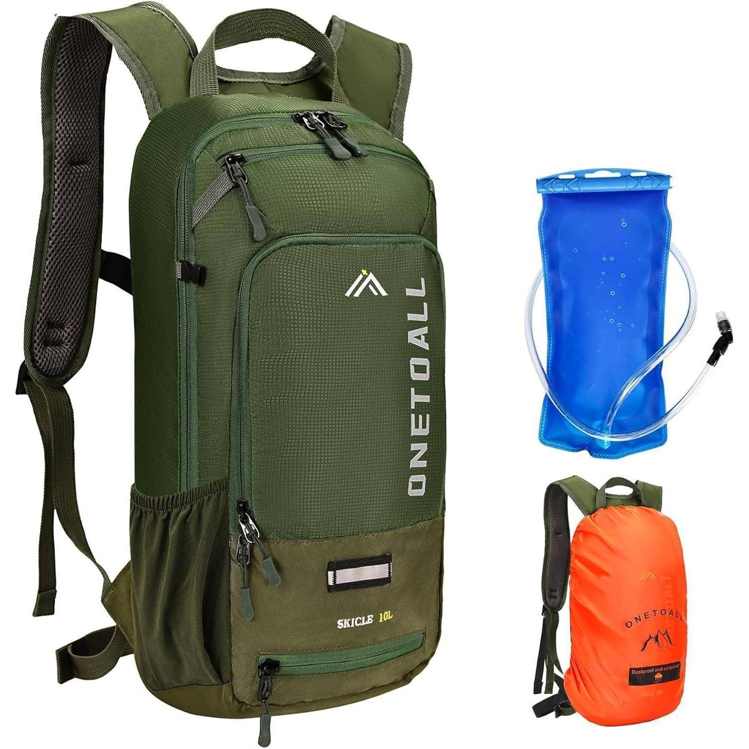 Ein grüner Wanderrucksack der Marke 'ONETOALL', ausgestattet mit einer vorderen Reißverschlusstasche und seitlichen Taschen, ergänzt durch einen blauen Wasserreservoir und eine orangefarbene Regenhülle.