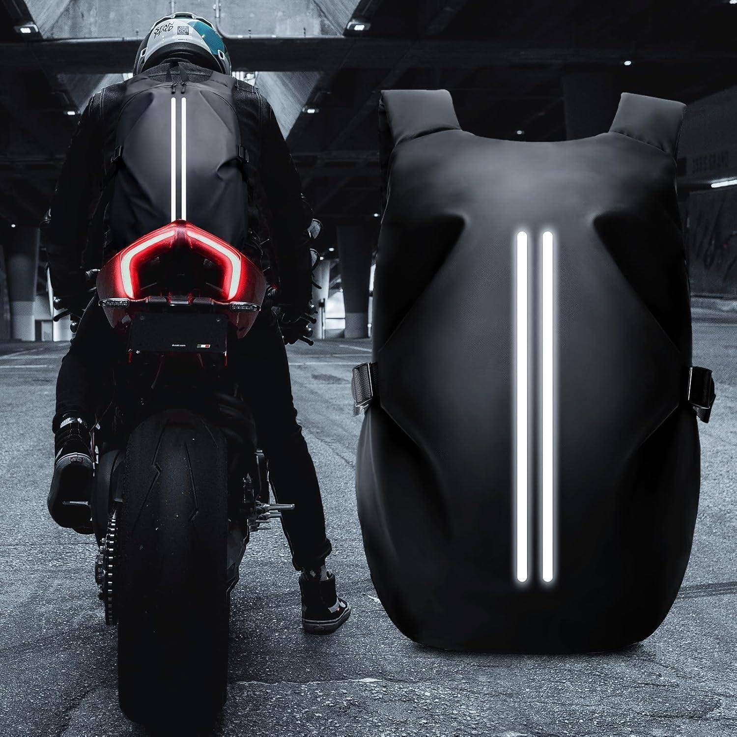 Eine Person auf einem Motorrad mit einem Rucksack, beide mit LED-Lichtstreifen ausgestattet, geparkt in einer düster beleuchteten urbanen Umgebung, wobei die Sichtbarkeit hervorgehoben wird.