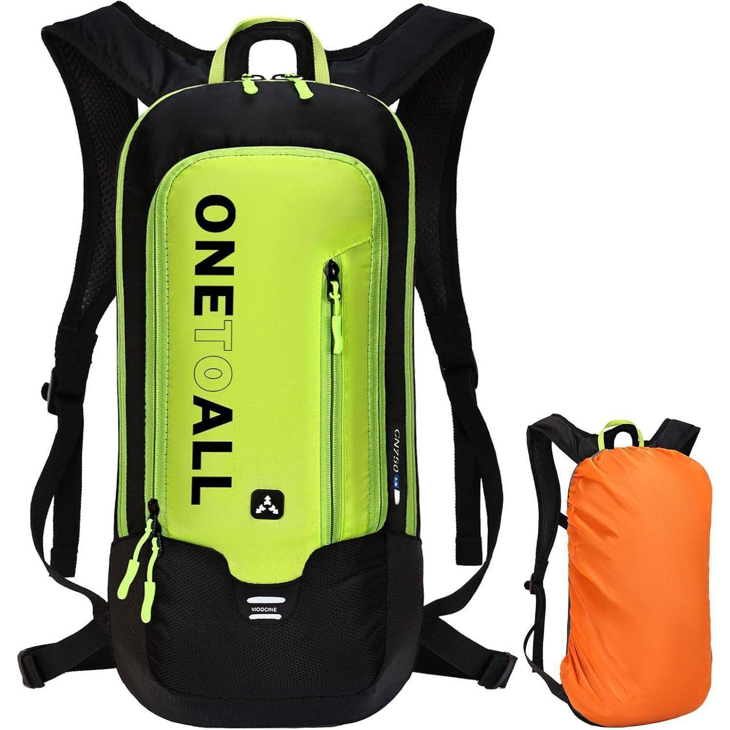 Schwarzer und grüner Rucksack mit 'One to All' Schriftzug auf der Vorderseite, ausgestattet mit mehreren Reißverschluss-Fächern; inklusive einer kompakten orangefarbenen Abdeckung.