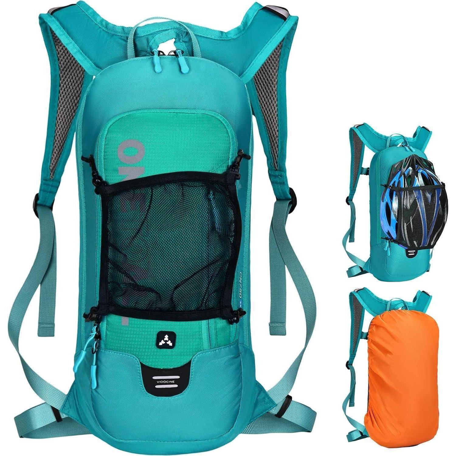 Blauer Hydrations-Rucksack mit Trägern, Netztasche an der Vorderseite und schwarzem Helmhalter. Seitenansichten zeigen blauen Helm und orange Regenüberzug als Optionen.