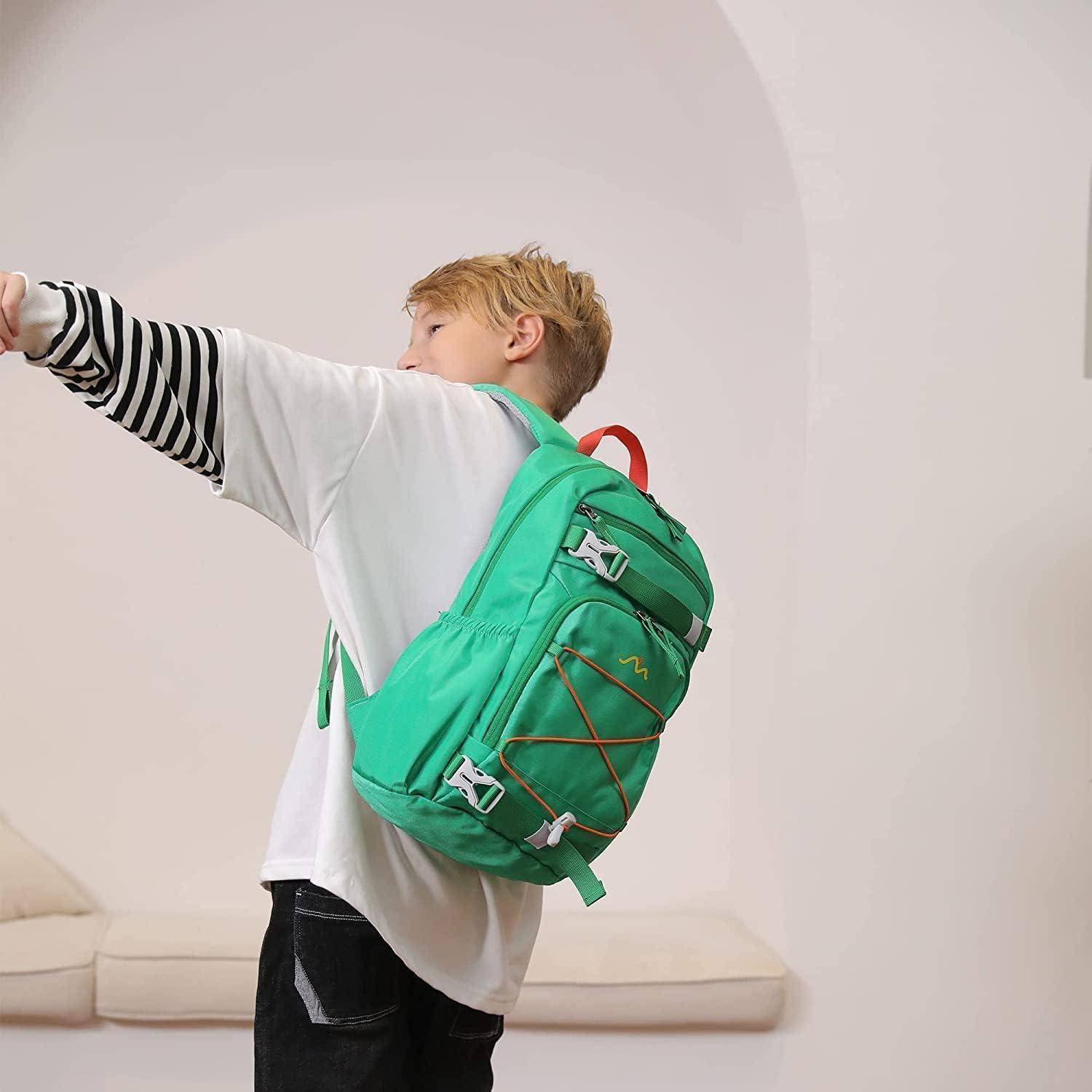 Eine Person mit einem gestreiften Hemd und einer weißen Jacke steht seitlich, trägt einen hellgrünen Rucksack in einem minimalistischen Raum mit einer beigen Wand.