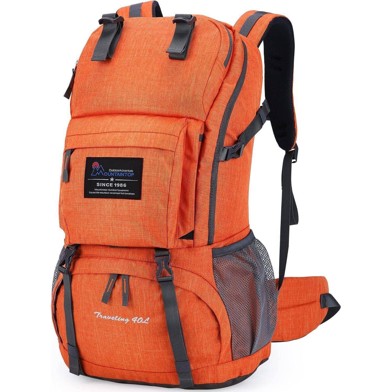 Orange Wanderrucksack mit mehreren Fächern, Netz-Seitentaschen und verstellbaren Schultergurten. Er trägt die Aufschrift ‚Traveling 40L'.