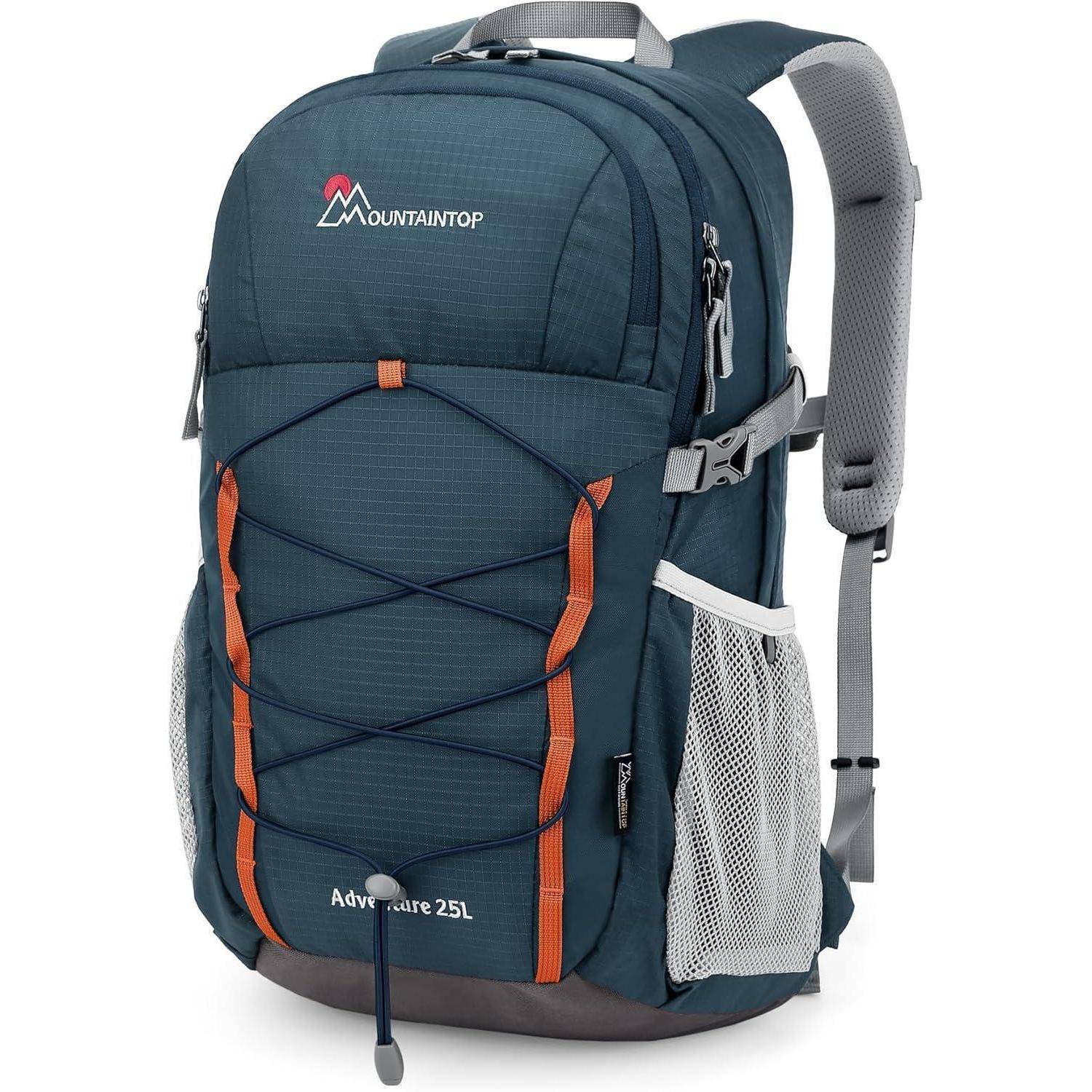 Ein dunkelgrüner Rucksack mit orangefarbenen Akzenten, mit der Aufschrift 