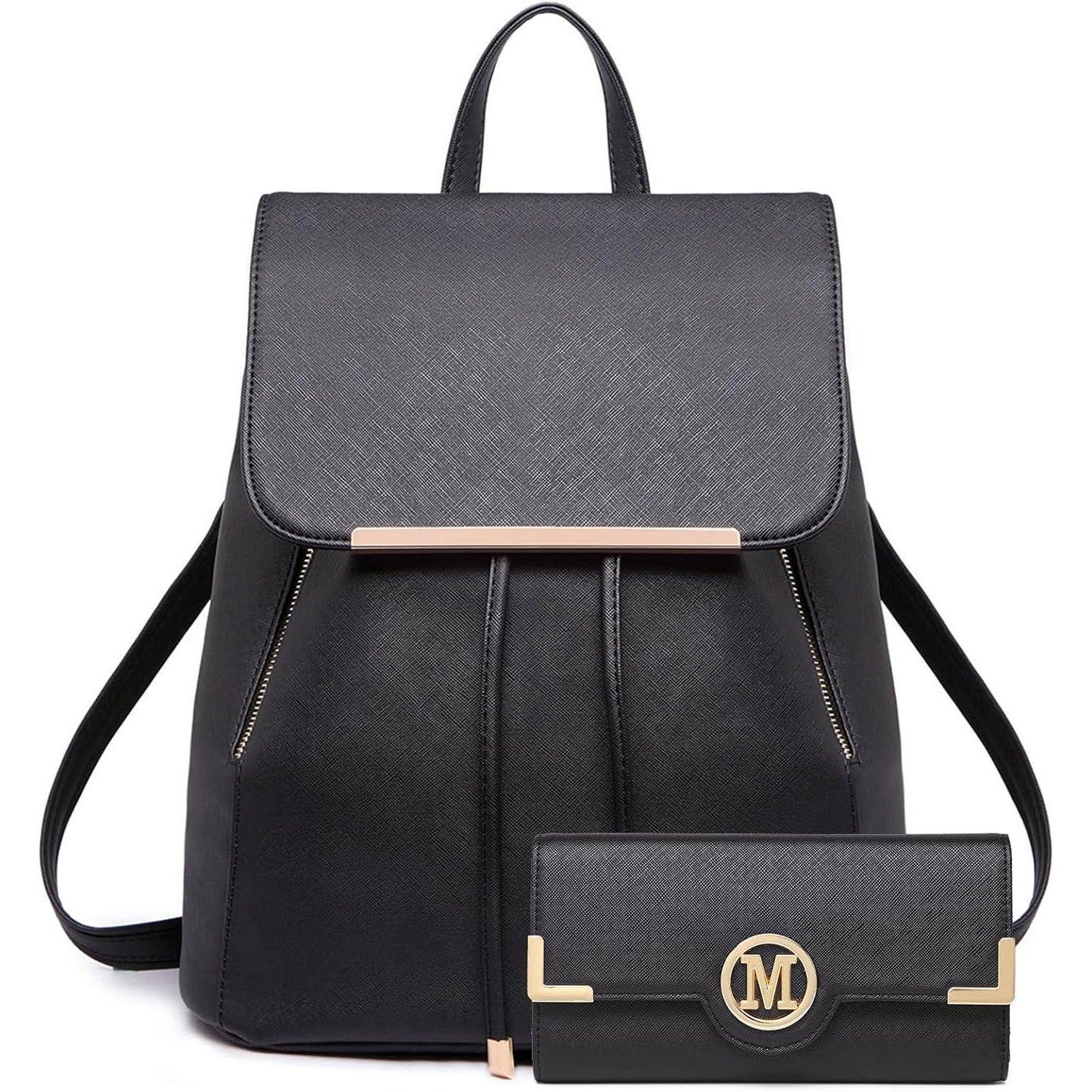 Ein schlanker schwarzer Rucksack mit goldenen Akzenten wird mit einem passenden schwarzen Portemonnaie kombiniert, das ein goldenes 'M'-Emblem trägt.