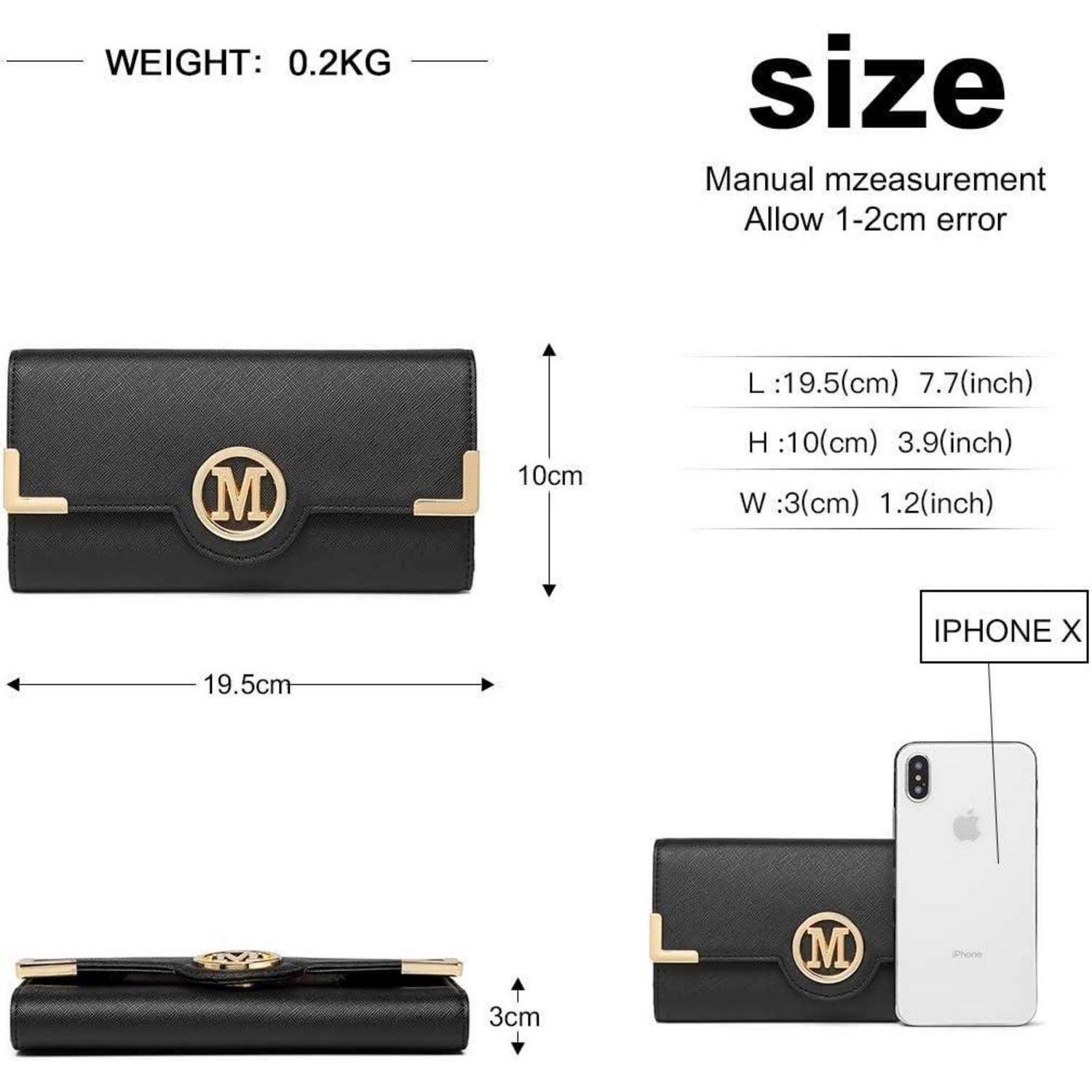Schwarzes Portemonnaie mit goldenem M-Logo, Abmessungen: 19,5 cm Länge, 10 cm Höhe, 3 cm Breite, Gewicht 0,2 kg, Größe im Vergleich zum iPhone X.